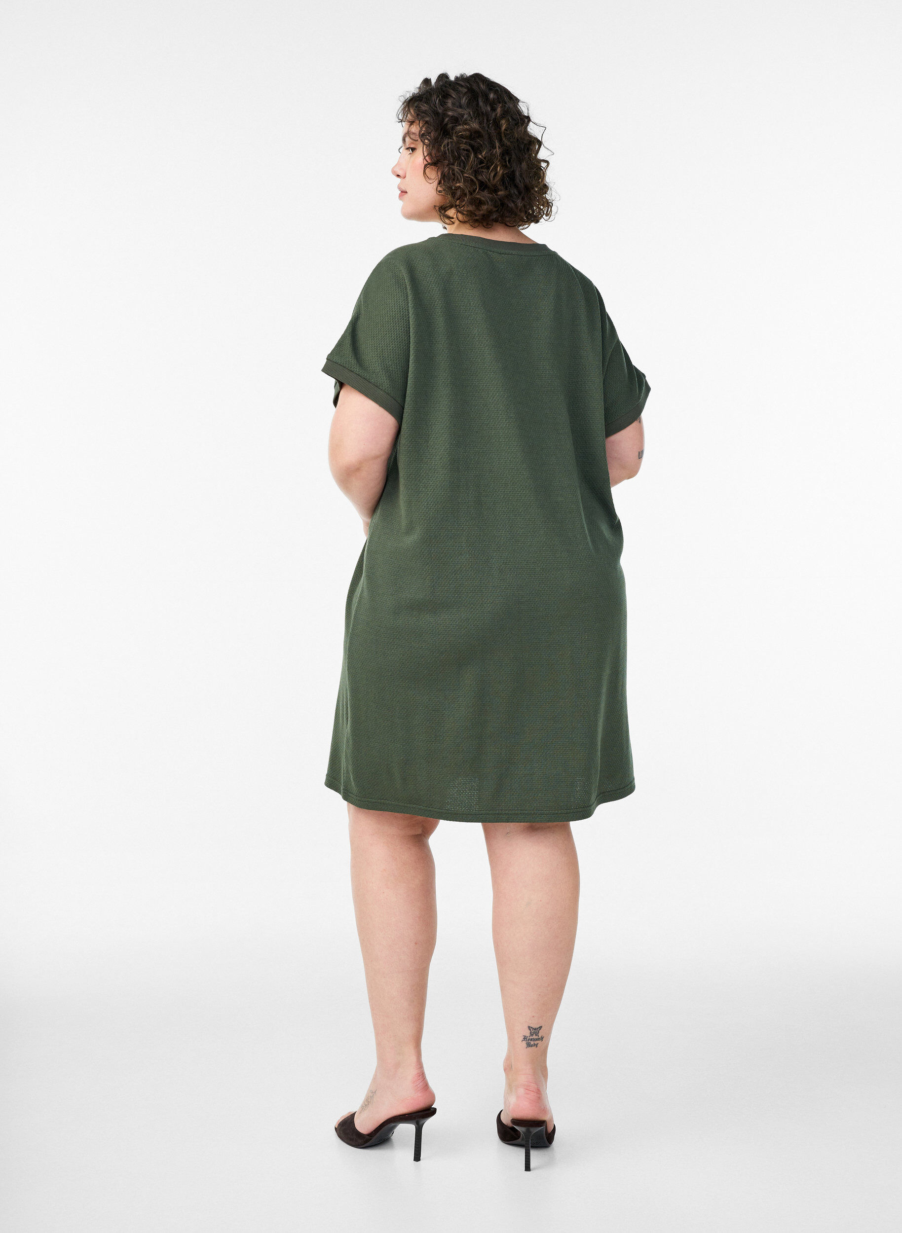 Zizzi Korte jersey jurk met structuur en ronde hals, Groen, Model image number 2