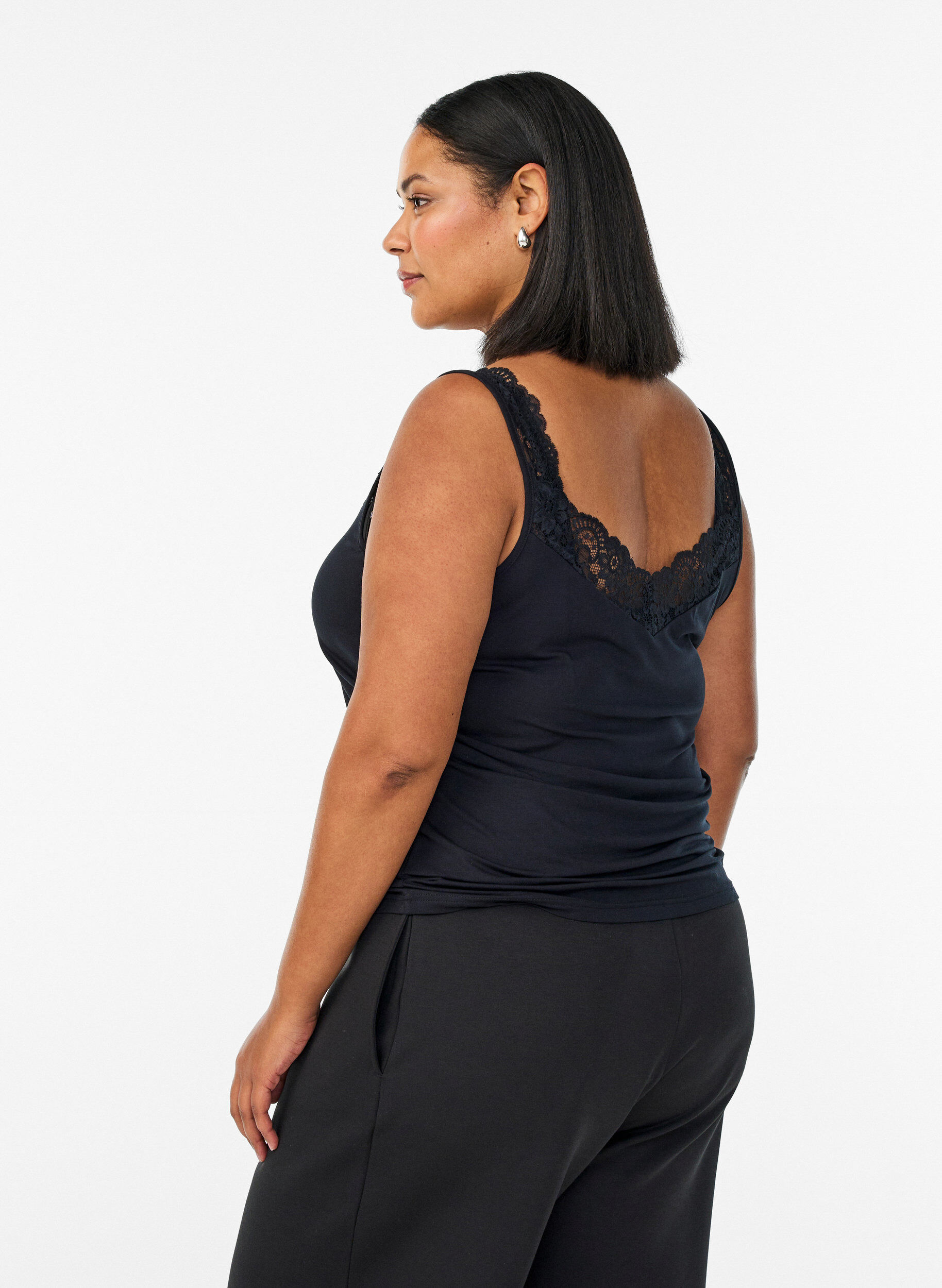 Zizzi Viscose top met kanten rand, Zwart, Model image number 2