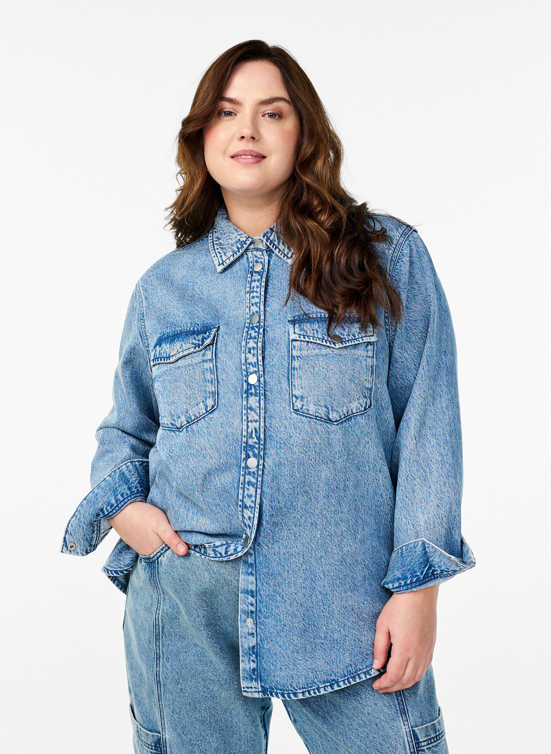 Zizzi Denim shirt met borstzakken, Blauw, Model image number 0