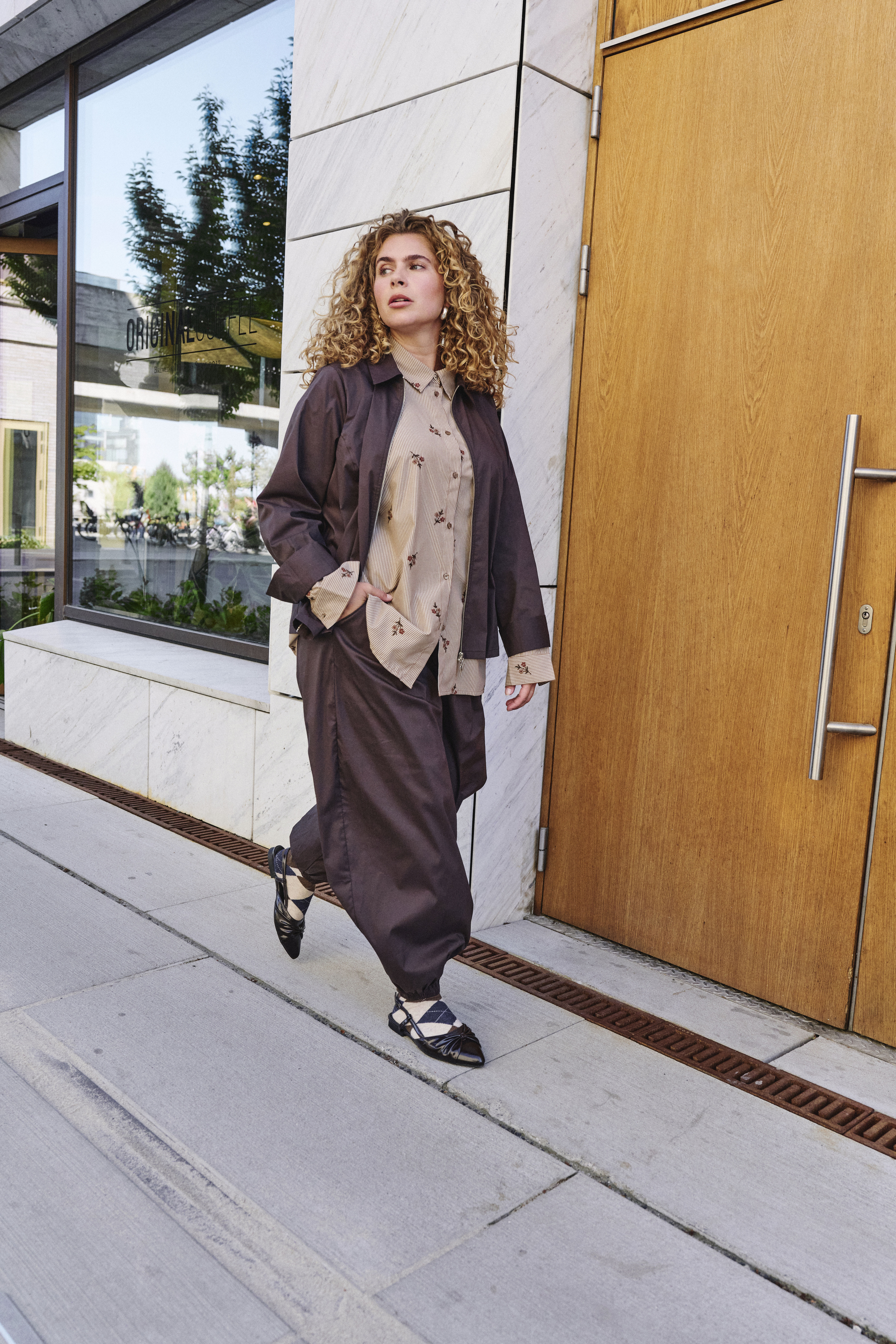 Ontspannen elegantie in aardetinten, , Model
