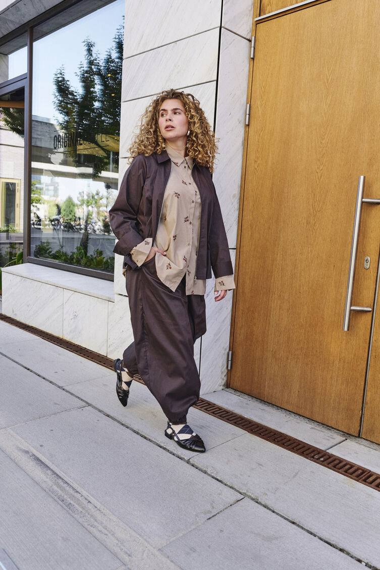 Ontspannen elegantie in aardetinten, , Model