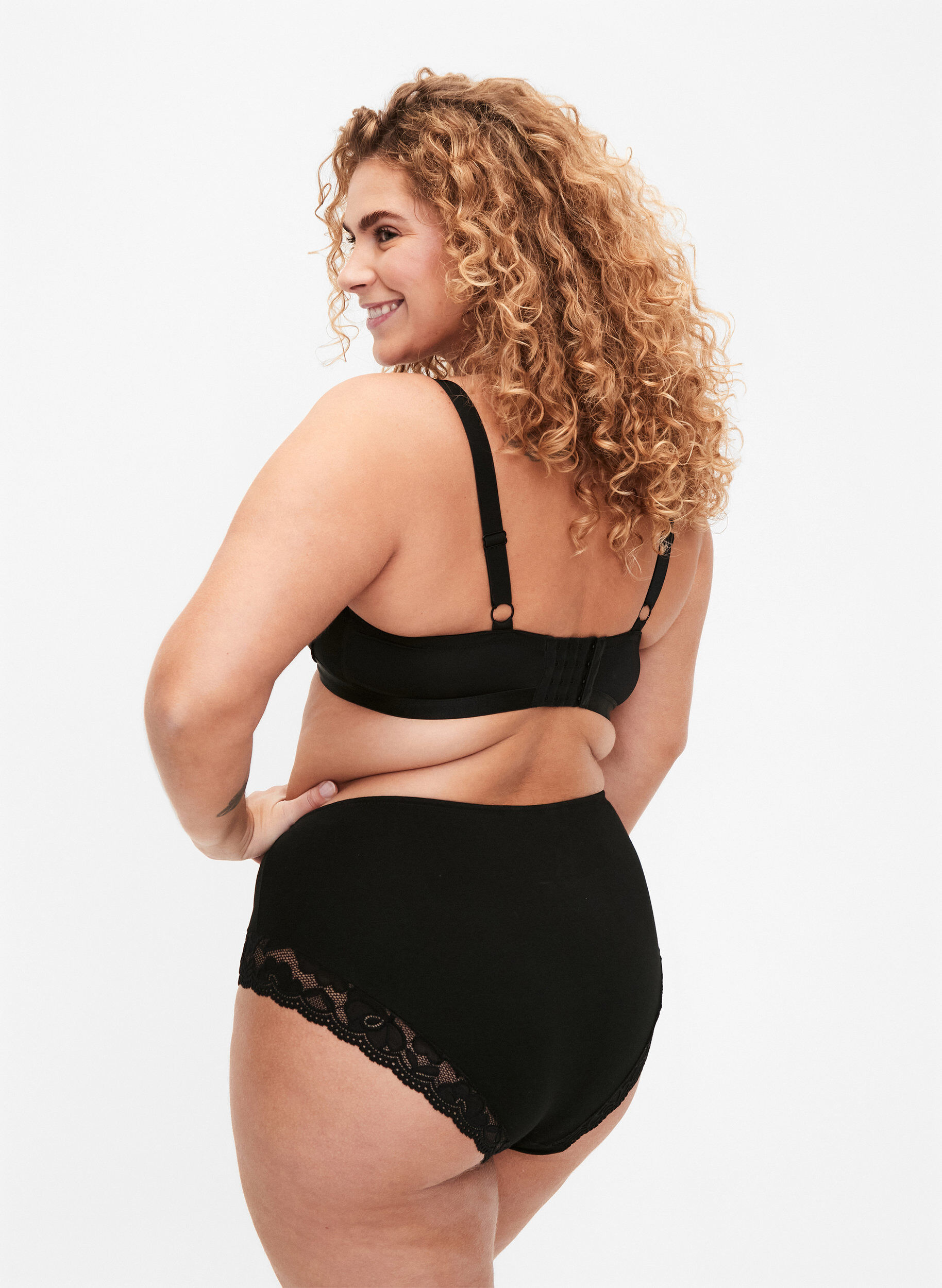 Zizzi Set van 3 hipster slips met kanten rand, Zwart, Model image number 2