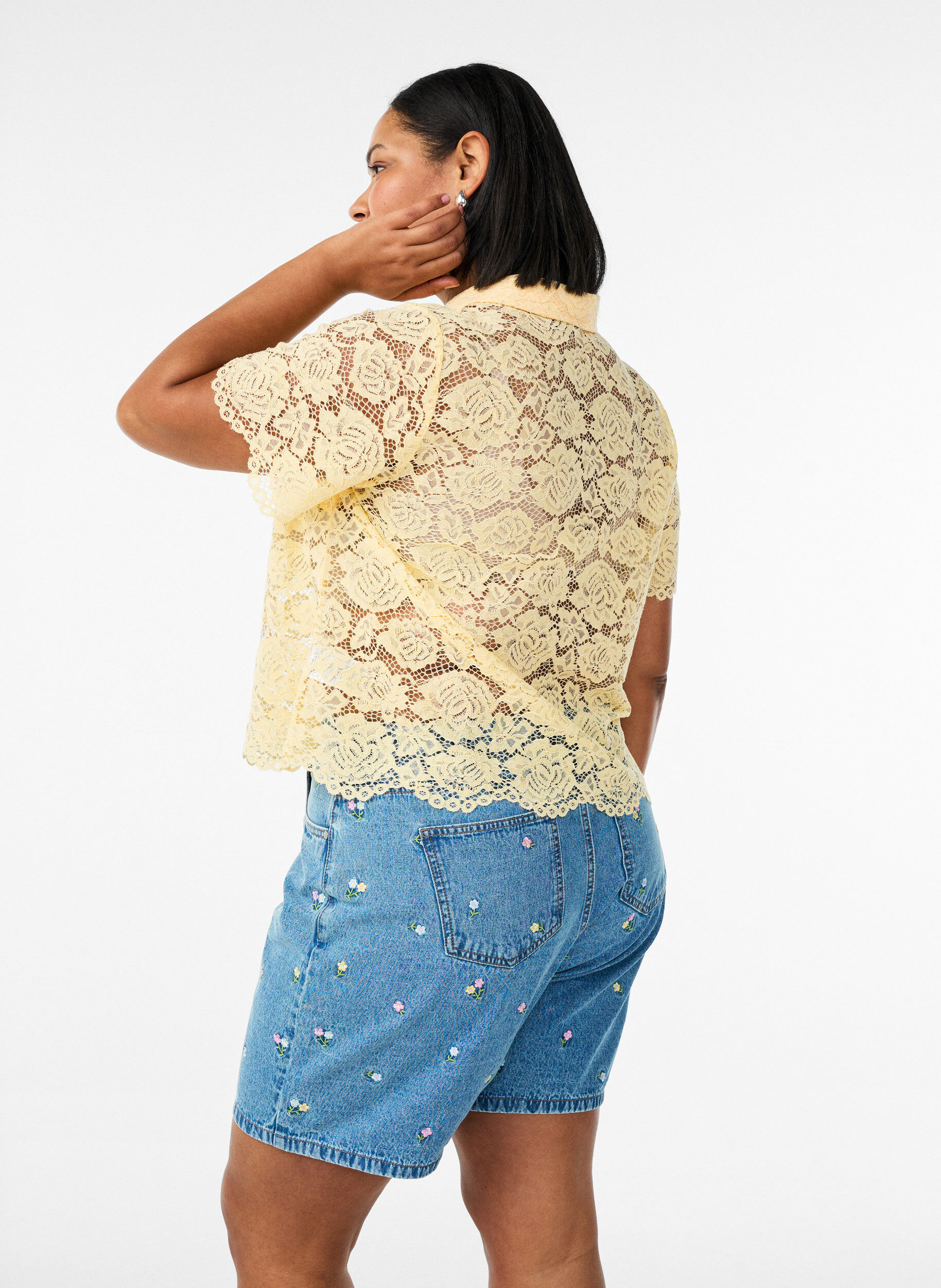 Zizzi Denimshorts met geborduurde bloemen, Blauw, Model image number 2
