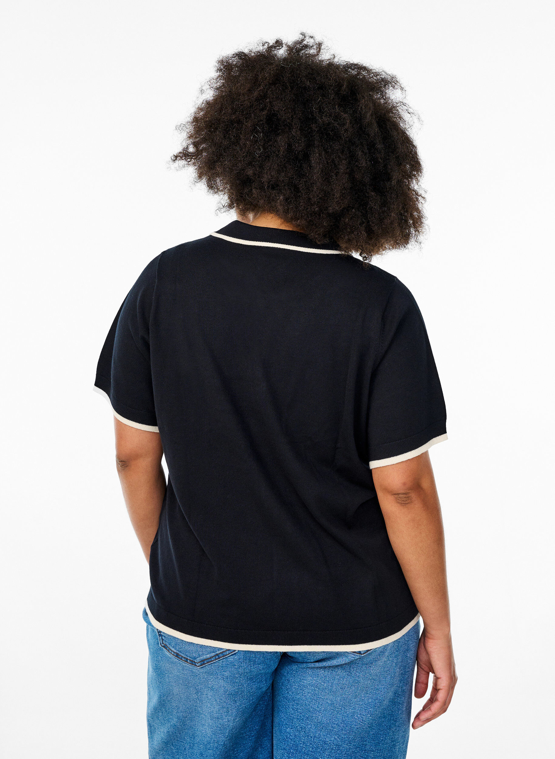 Zizzi Fijngebreid poloshirt met contrasterende afwerking, Zwart, Model image number 2