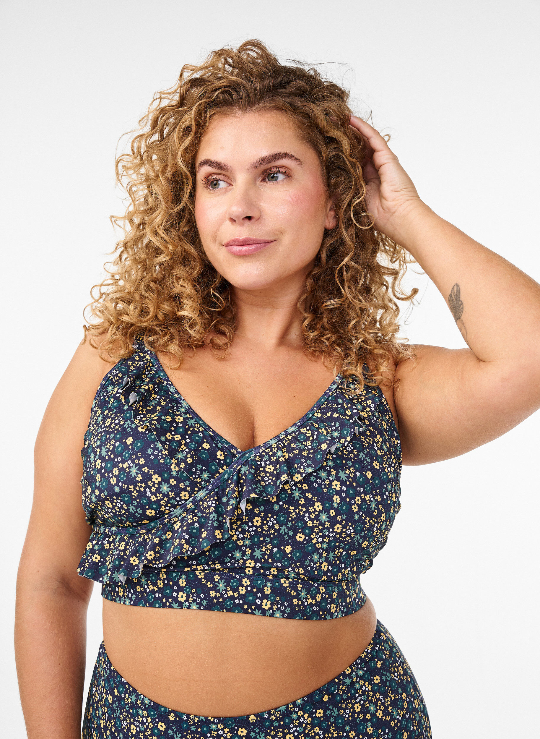 Bloemen bikinitop met ruches, Blauw, Model