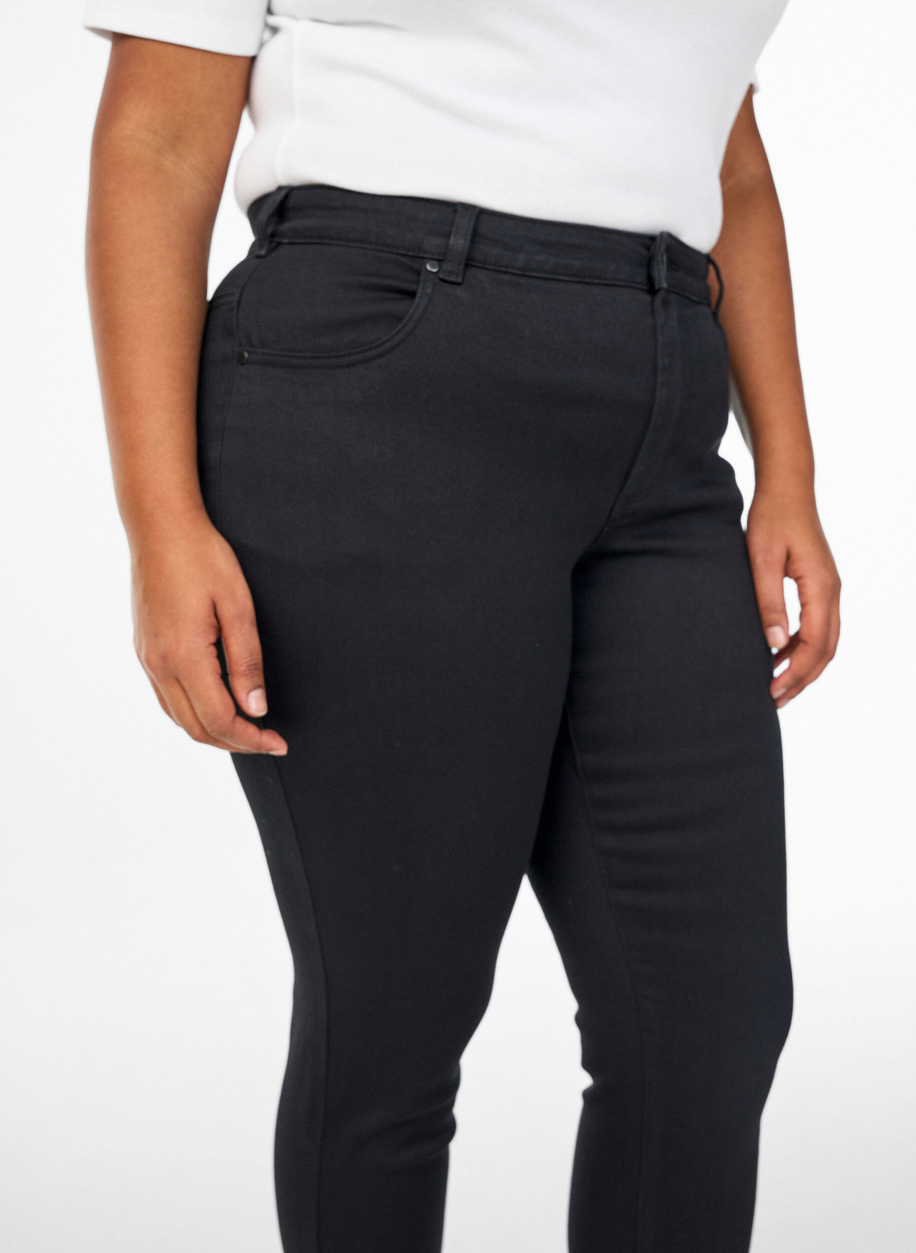 Zizzi Slim fit Emily jeans met normale taille, Zwart, Model image number 2
