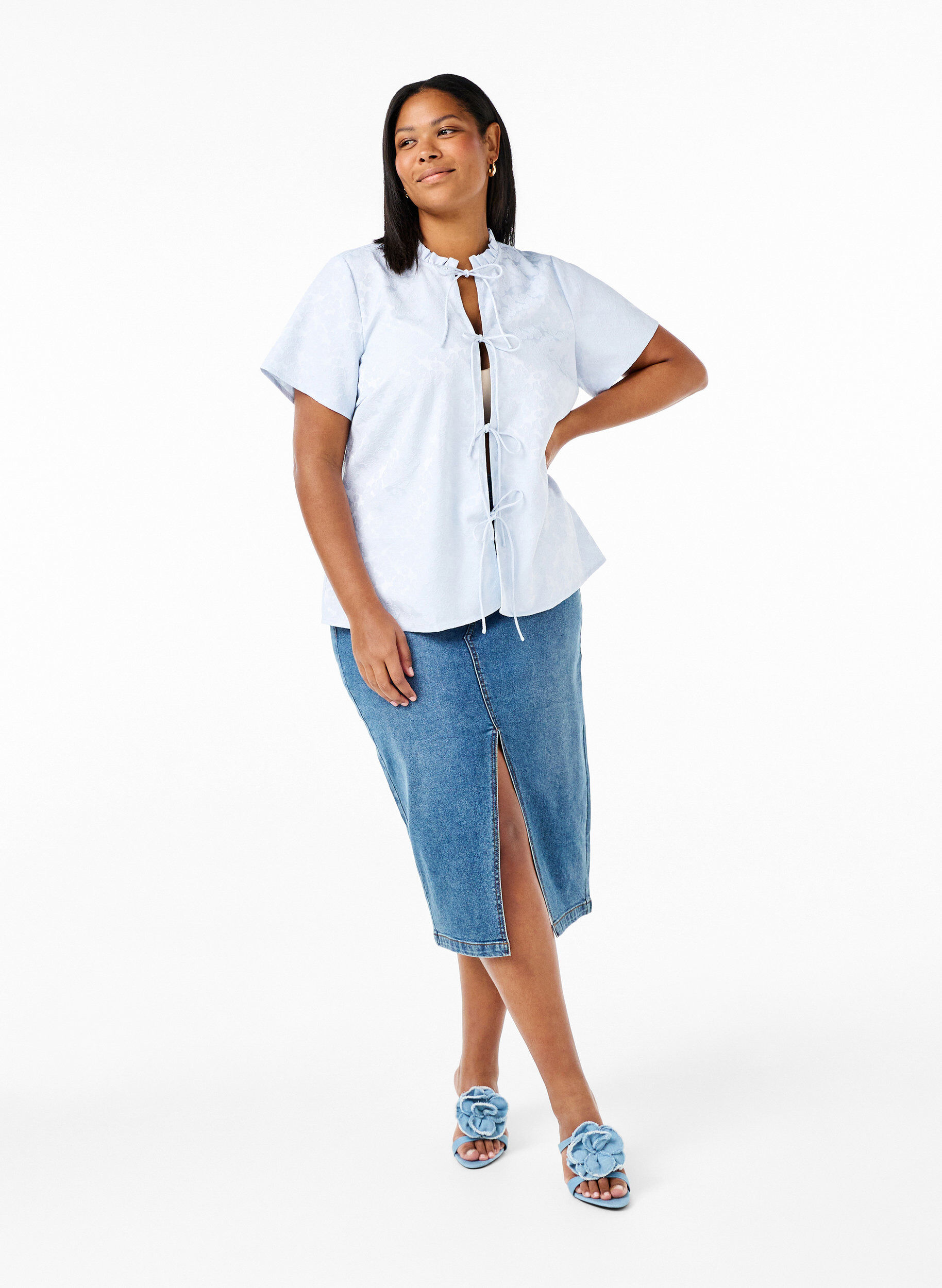 Zizzi Jacquard blouse met korte mouwen en strikjes, Blauw, Model image number 1