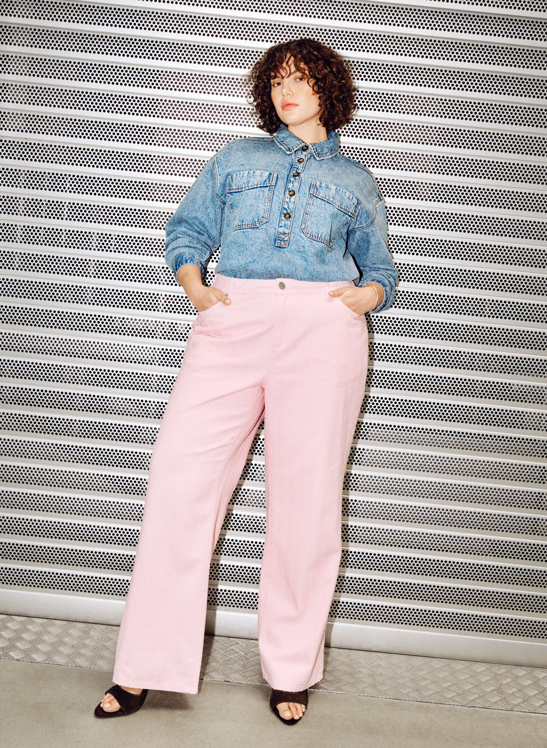 Zizzi Myra jeans in gekleurd denim met wide fit en een gestructureerd patroon, Rood, Image image number 0