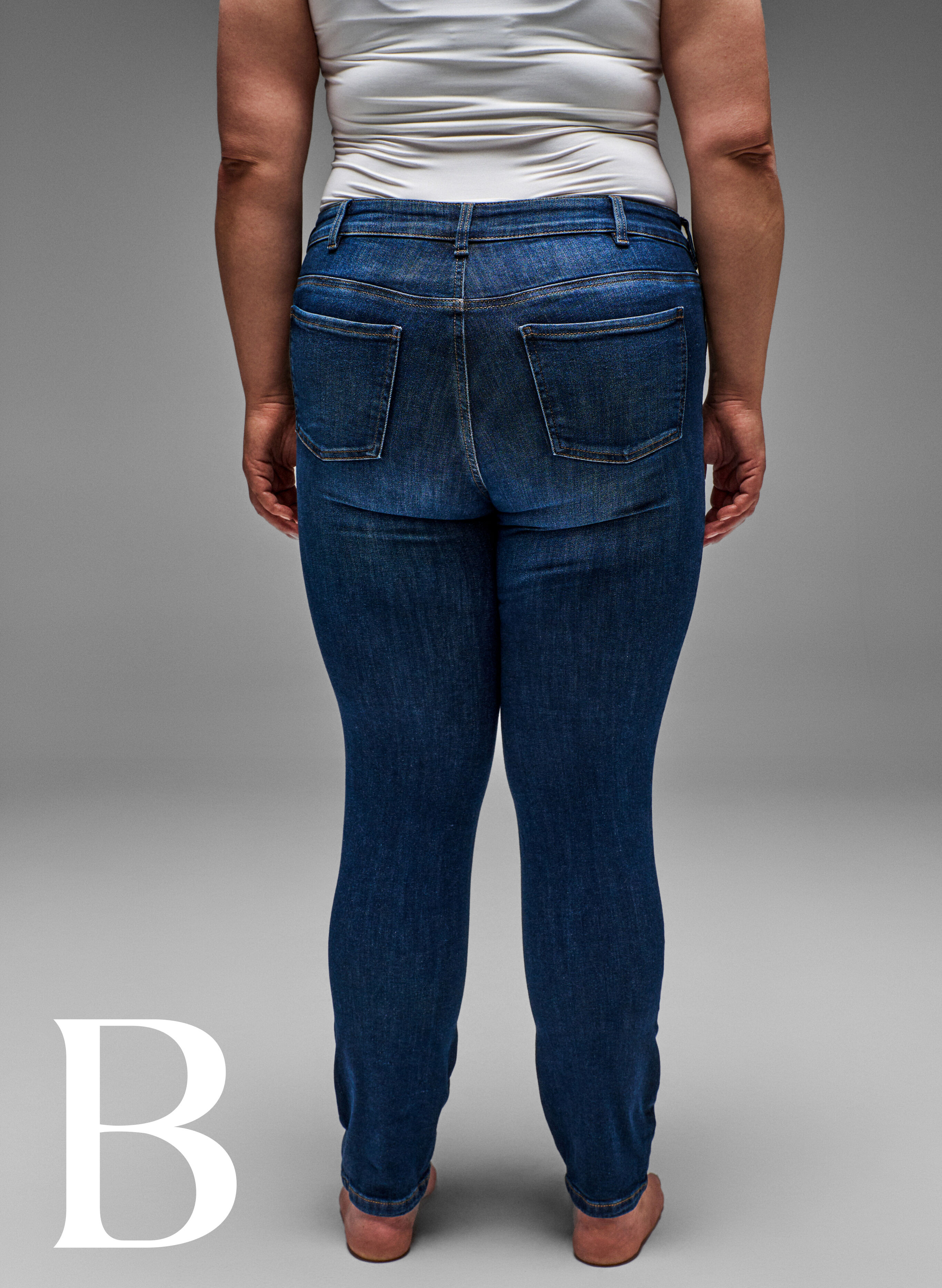 Zizzi Strakke pasvorm jeans met een normale taille, Dark Blue, Model image number 5