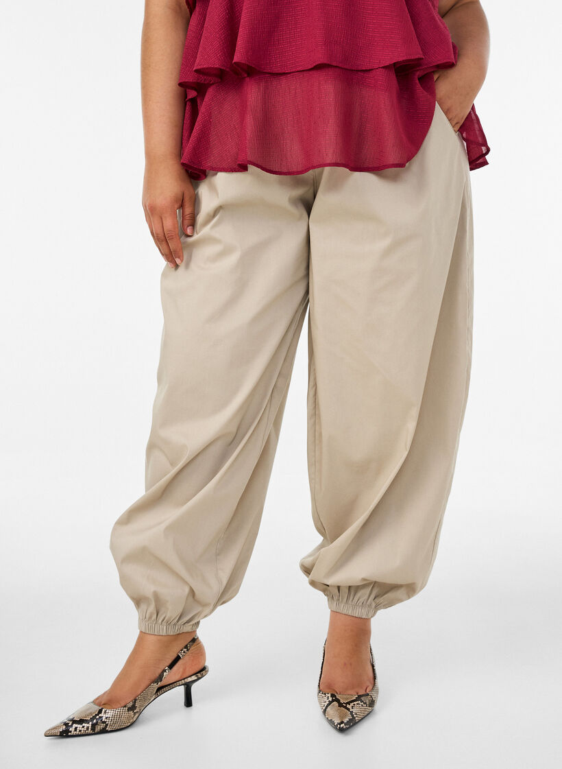 Ballonbroek met zakken en een elastische tailleband, Beige, Model image number 2