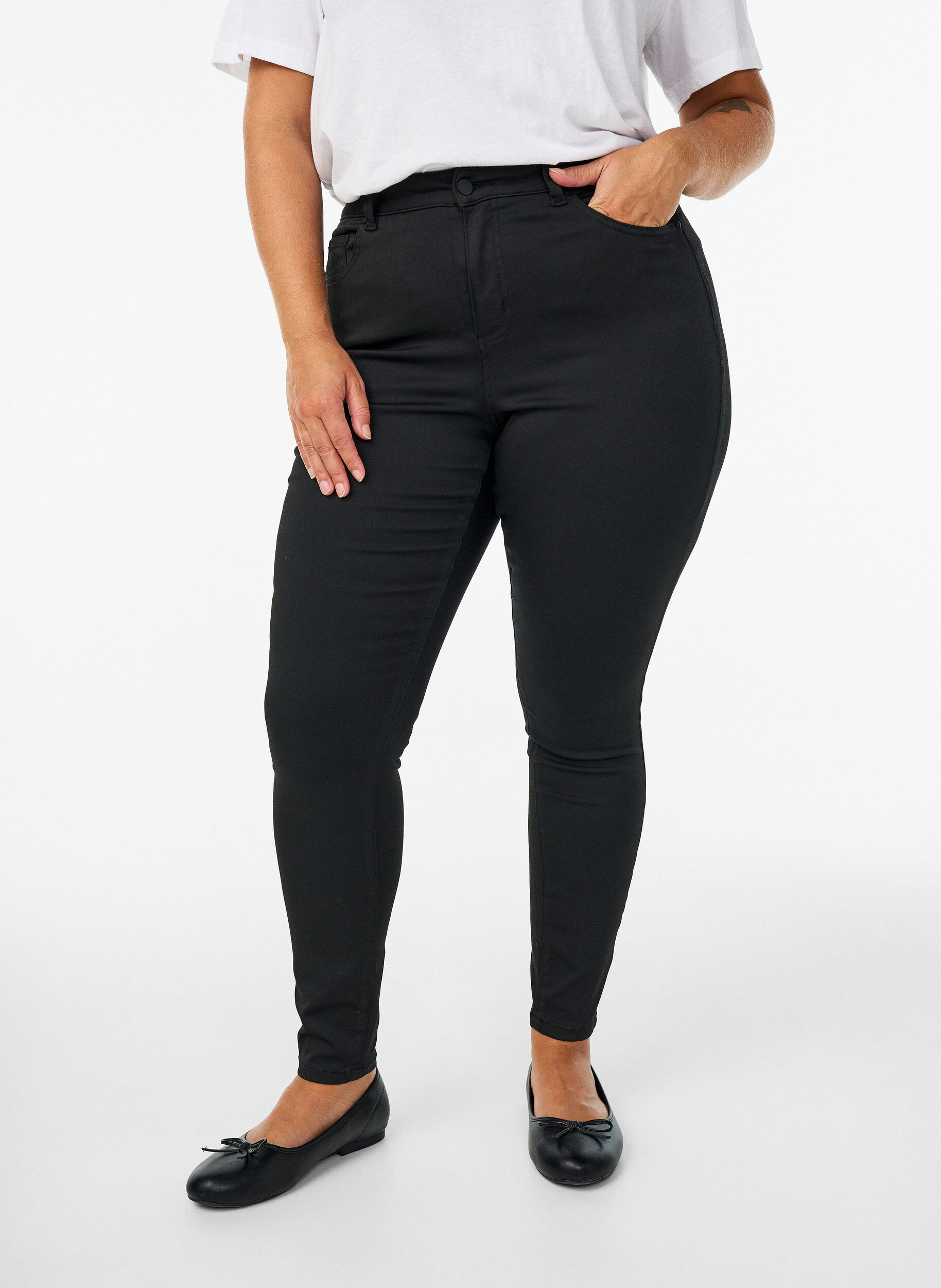 Zizzi Blijf Black Amy high-waist jeans, Zwart, Model image number 2