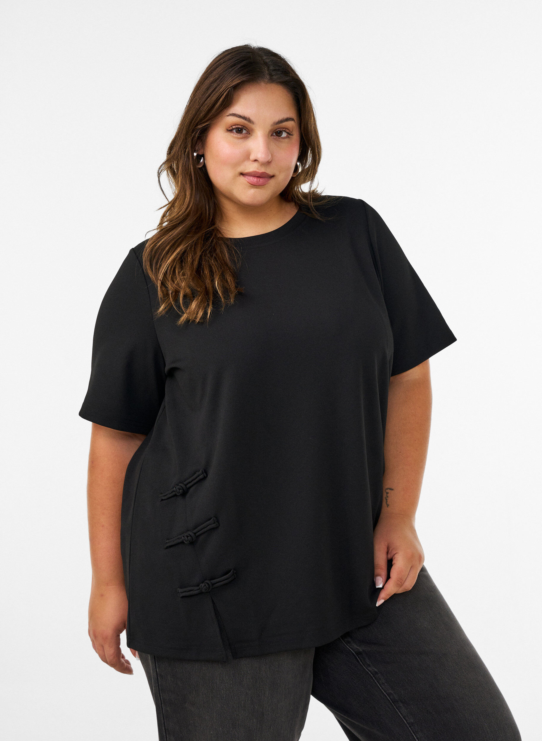 ZizziT-shirt met splitjes en decoratieve knoopsluitingen, Zwart, Model image number 0