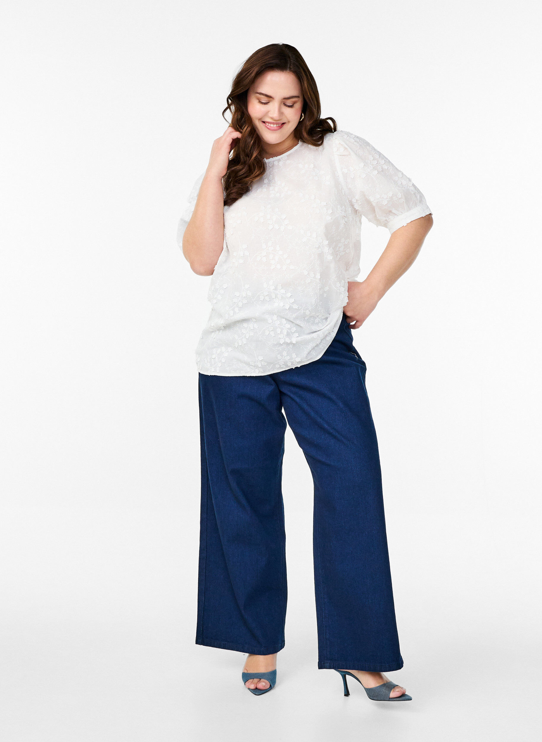 Zizzi Blouse met korte mouwen met borduurwerk en een ronde hals, Wit, Model image number 1