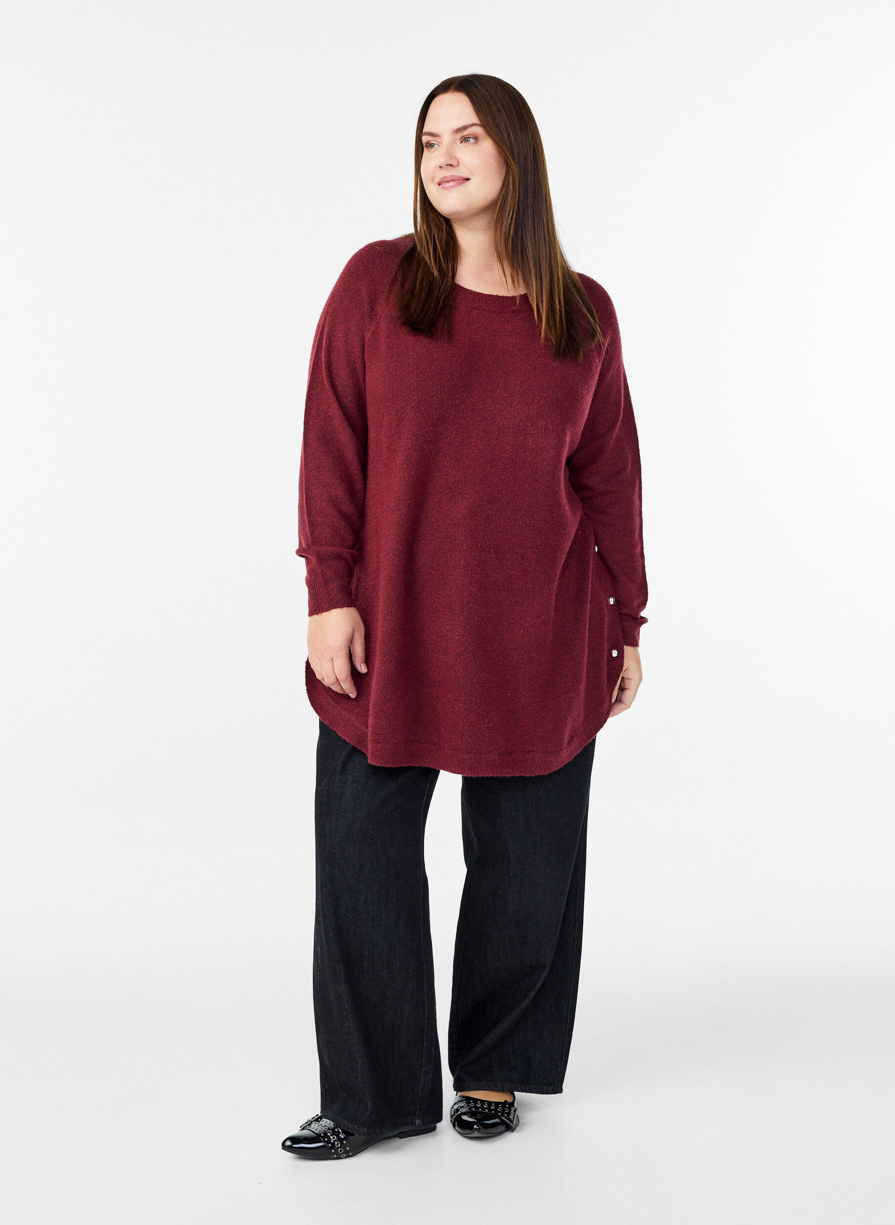Zizzi Lange gebreide blouse met bolknopen, Donker Bordeaux, Model image number 1
