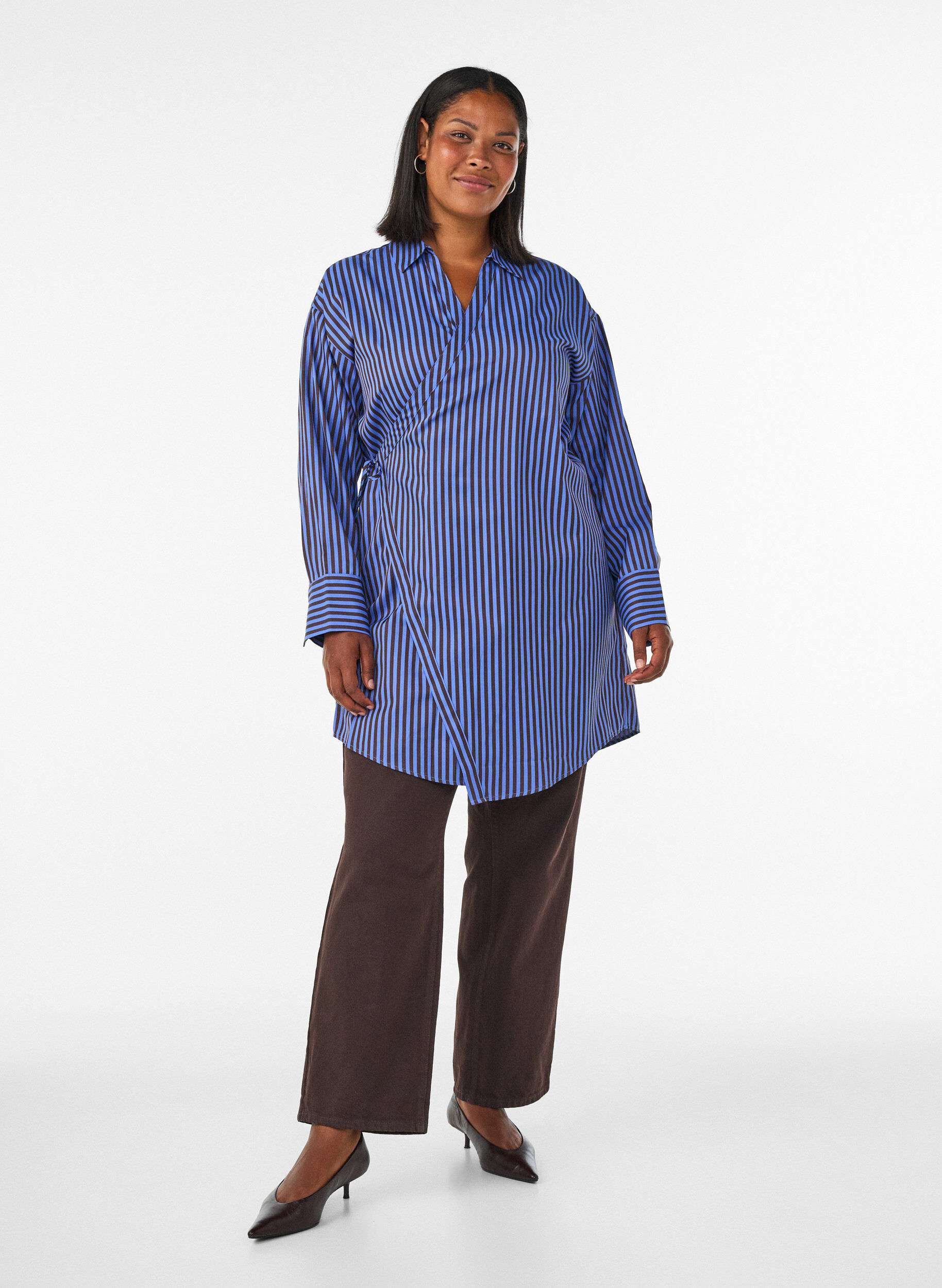 ZizziGestreept shirt met wikkel-effect en een strikceintuur, Blauw, Model image number 1