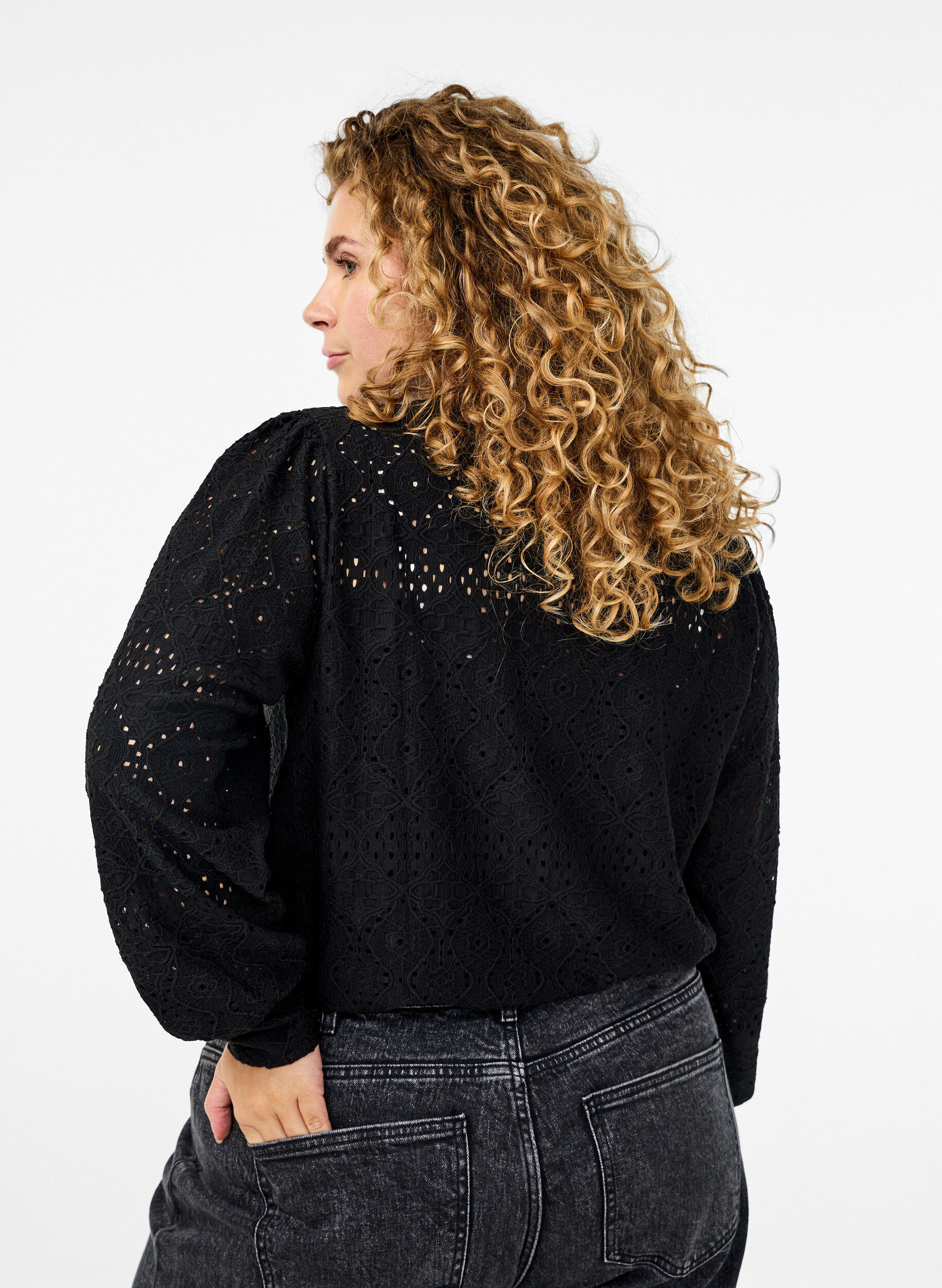 Zizzi Blouse met lange mouwen en een opengewerkt patroon, Zwart, Model image number 2