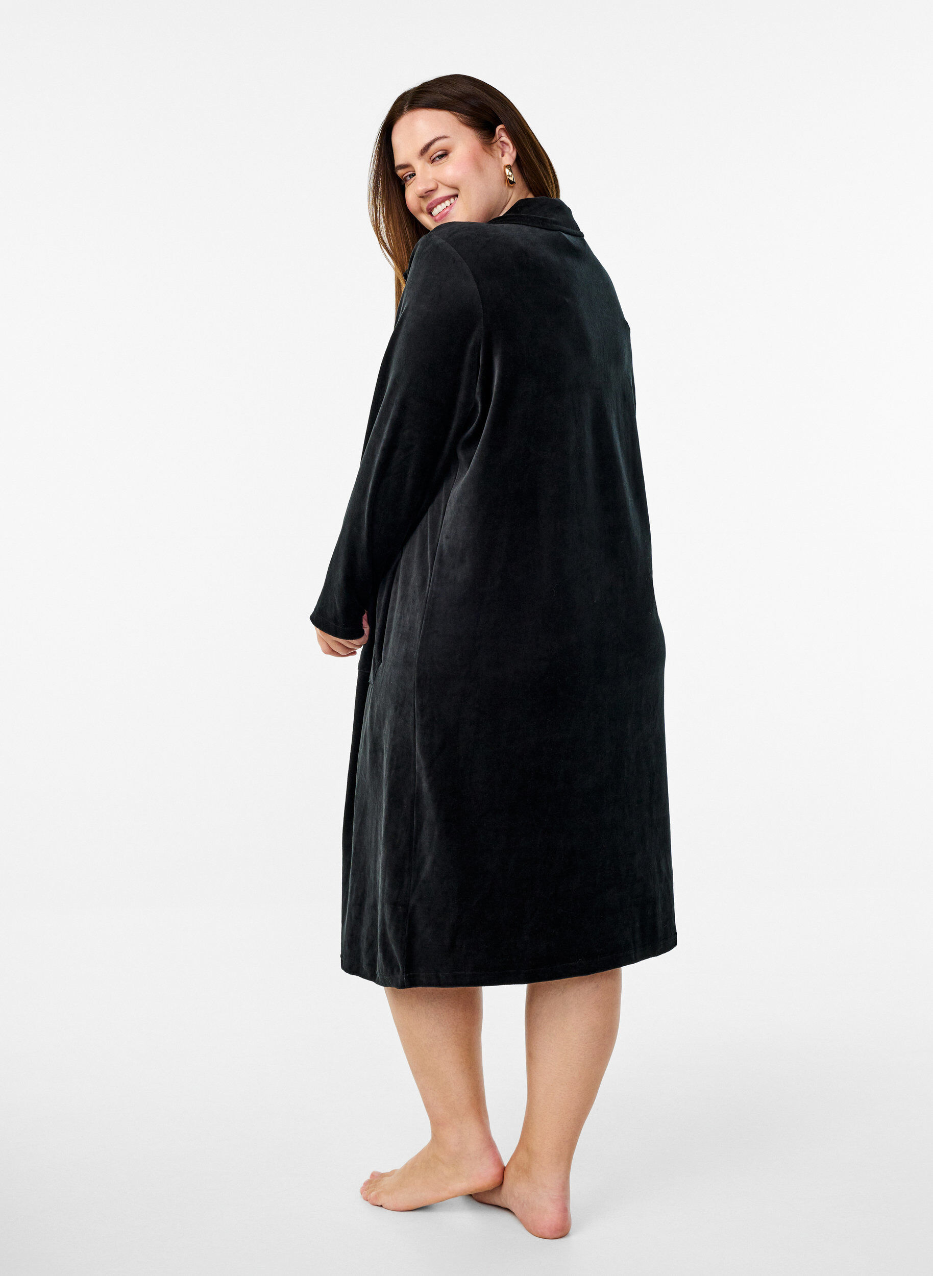 Zizzi Velours badjas met ritssluiting en zakken, Zwart, Model image number 1