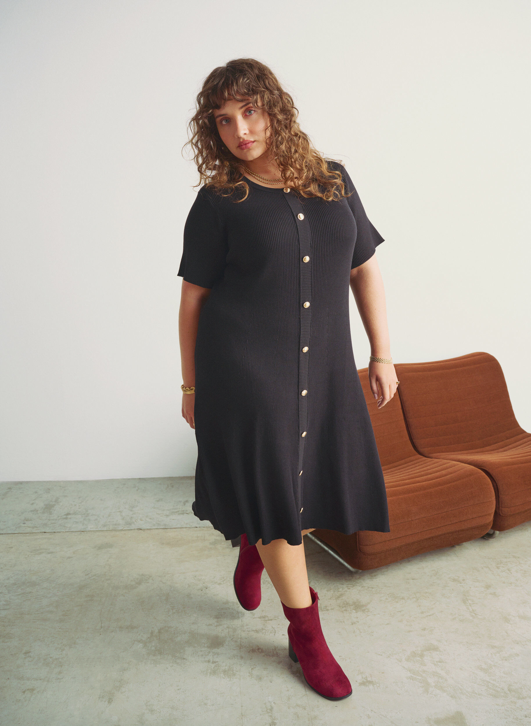 Zizzi Jurk met korte mouwen en geribde stof met decoratieve knopen, Zwart, Image image number 0