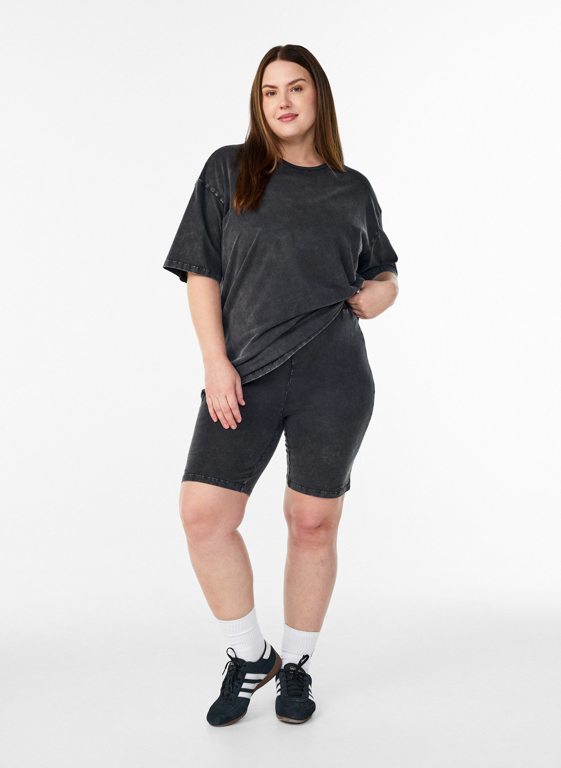Zizzi Sporty katoenen T-shirt met een gewassen effect, Zwart, Model image number 1
