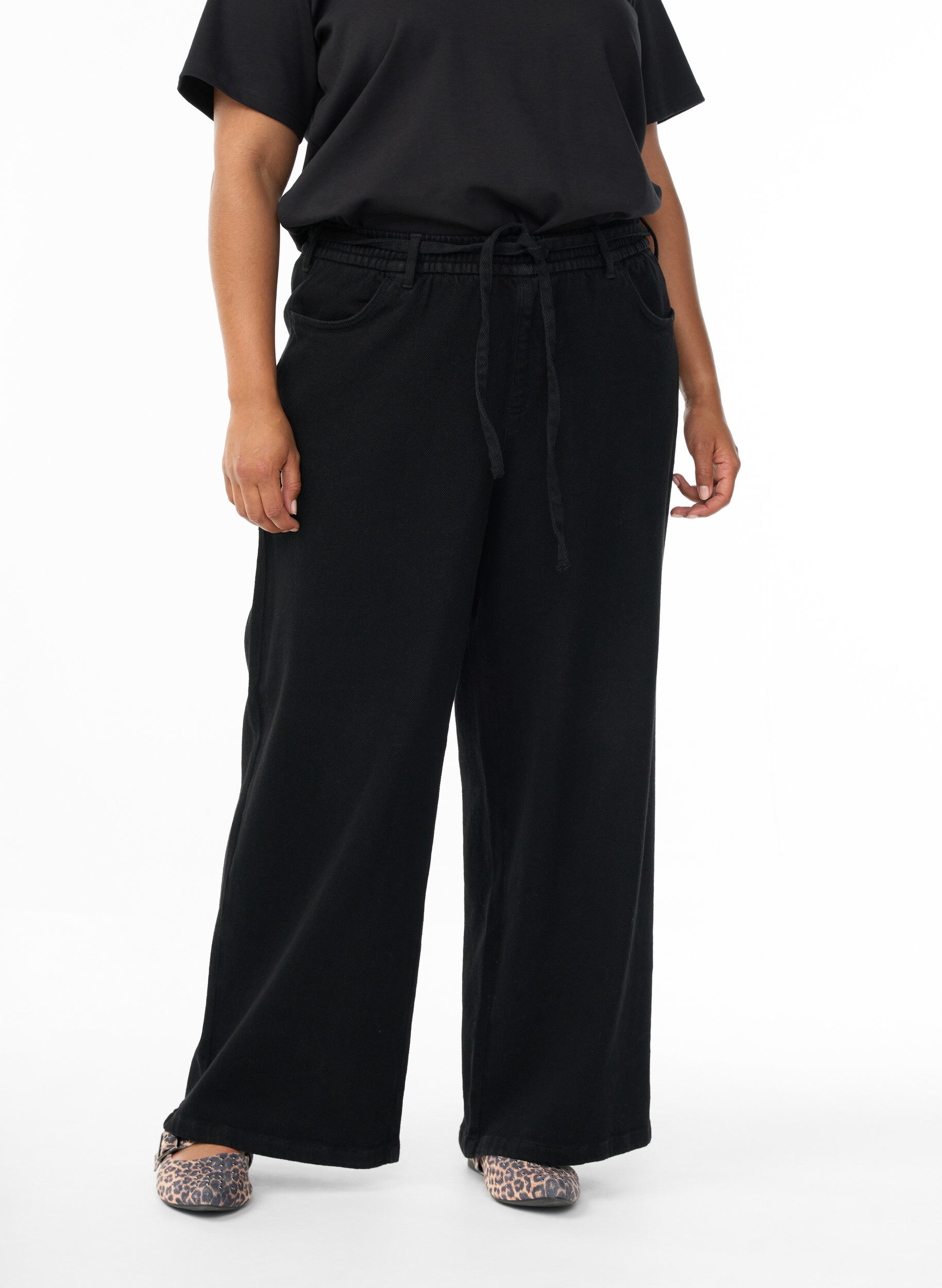 ZizziLosse pasvorm jeans met een elastische tailleband en een trekkoord, Zwart, Model image number 2