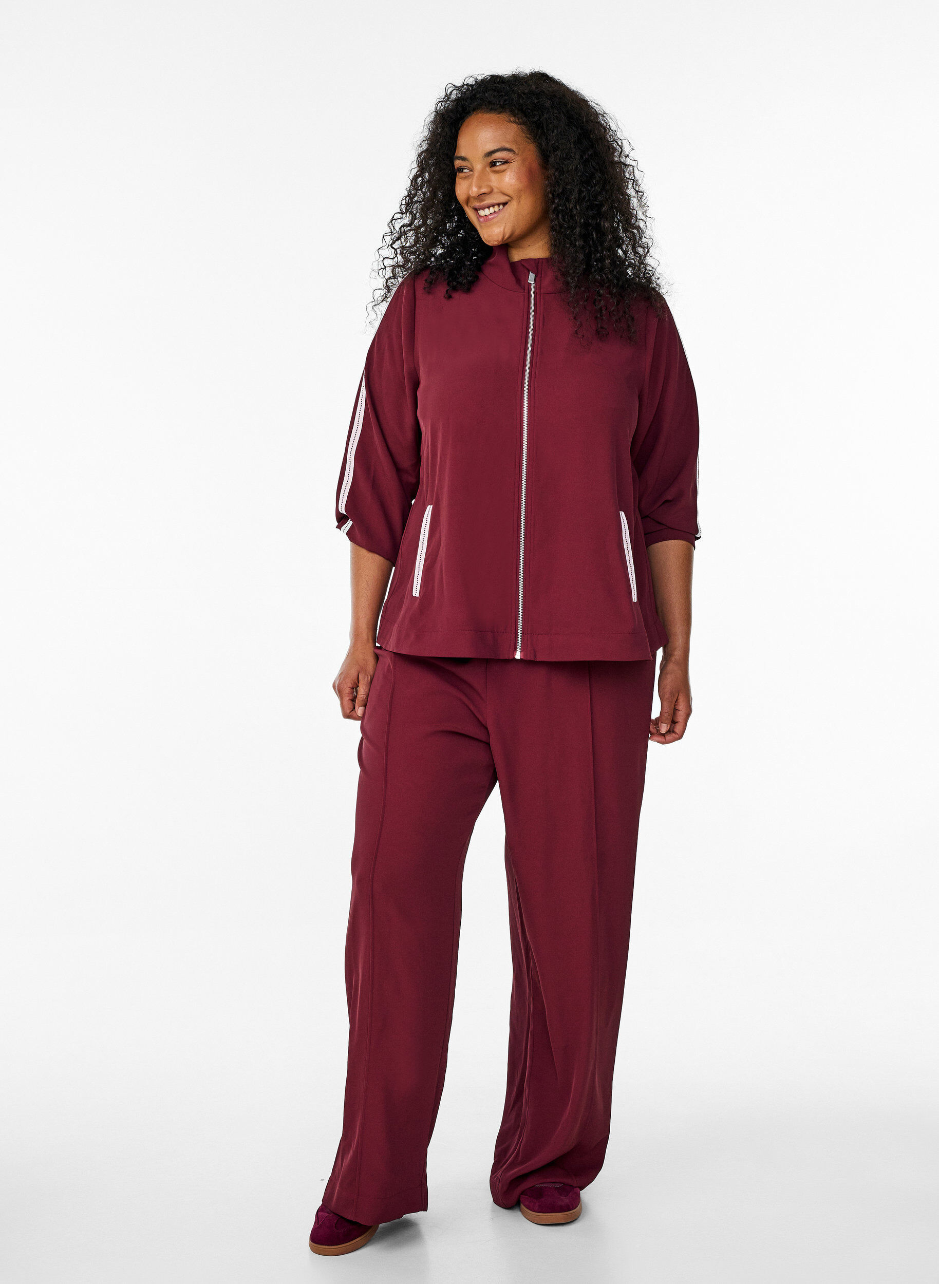 Zizzi Trackjack met sportieve details en ritssluiting, Donker Bordeaux, Model image number 1