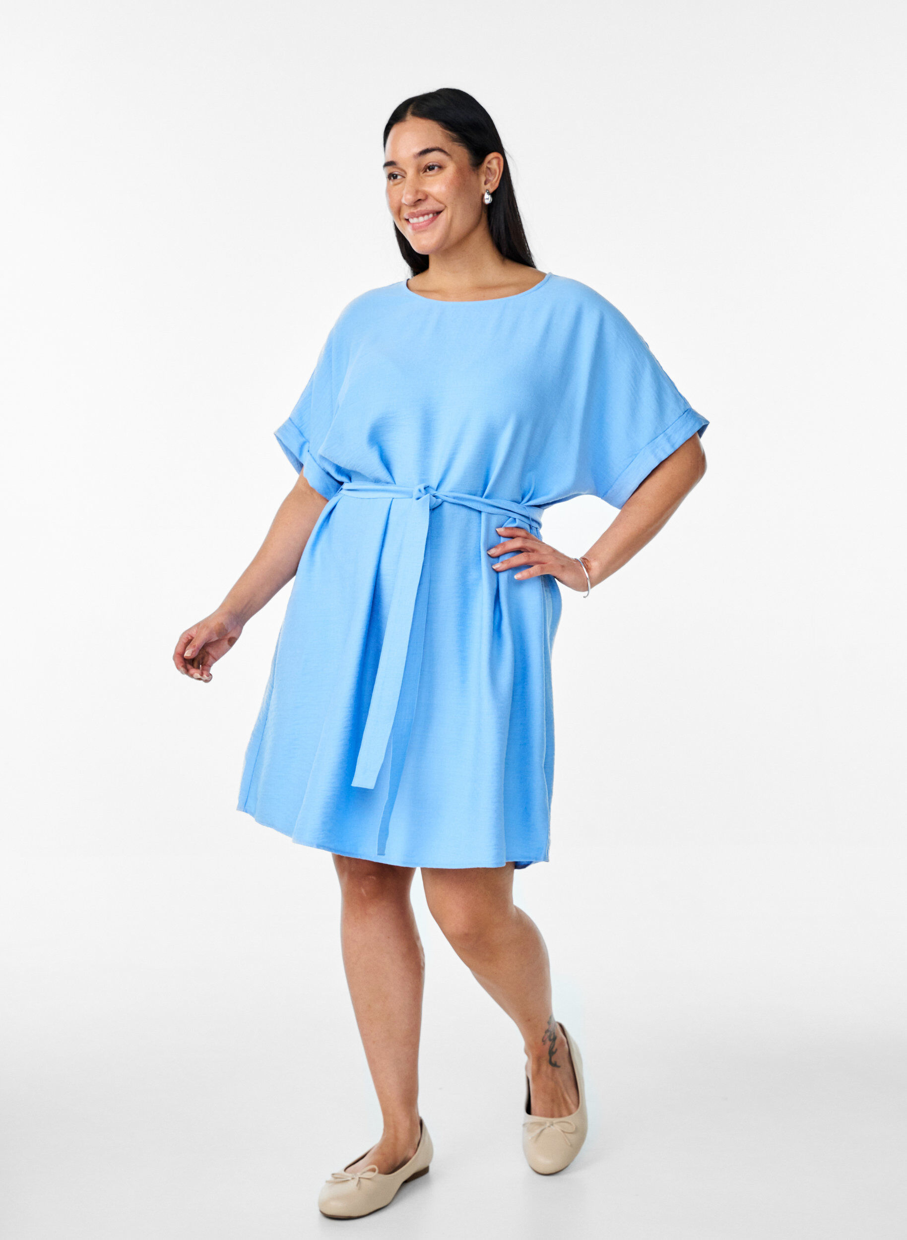 Zizzi Korte jurk met losse pasvorm en strikceintuur, Blauw, Model image number 1