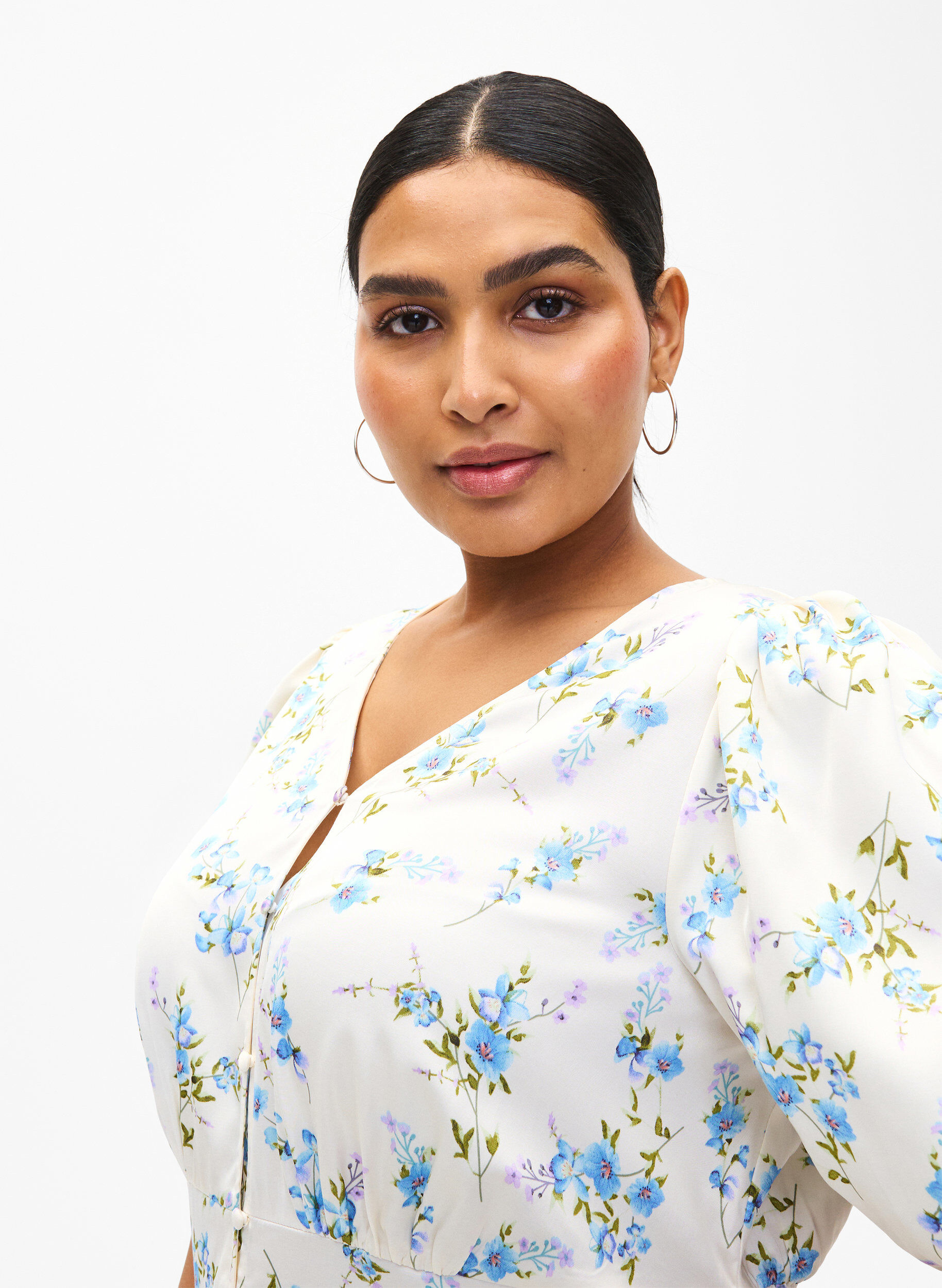 Zizzi Satijnen jurk met pofmouwen en bloemenprint, Off White Blue Fl., Model image number 2