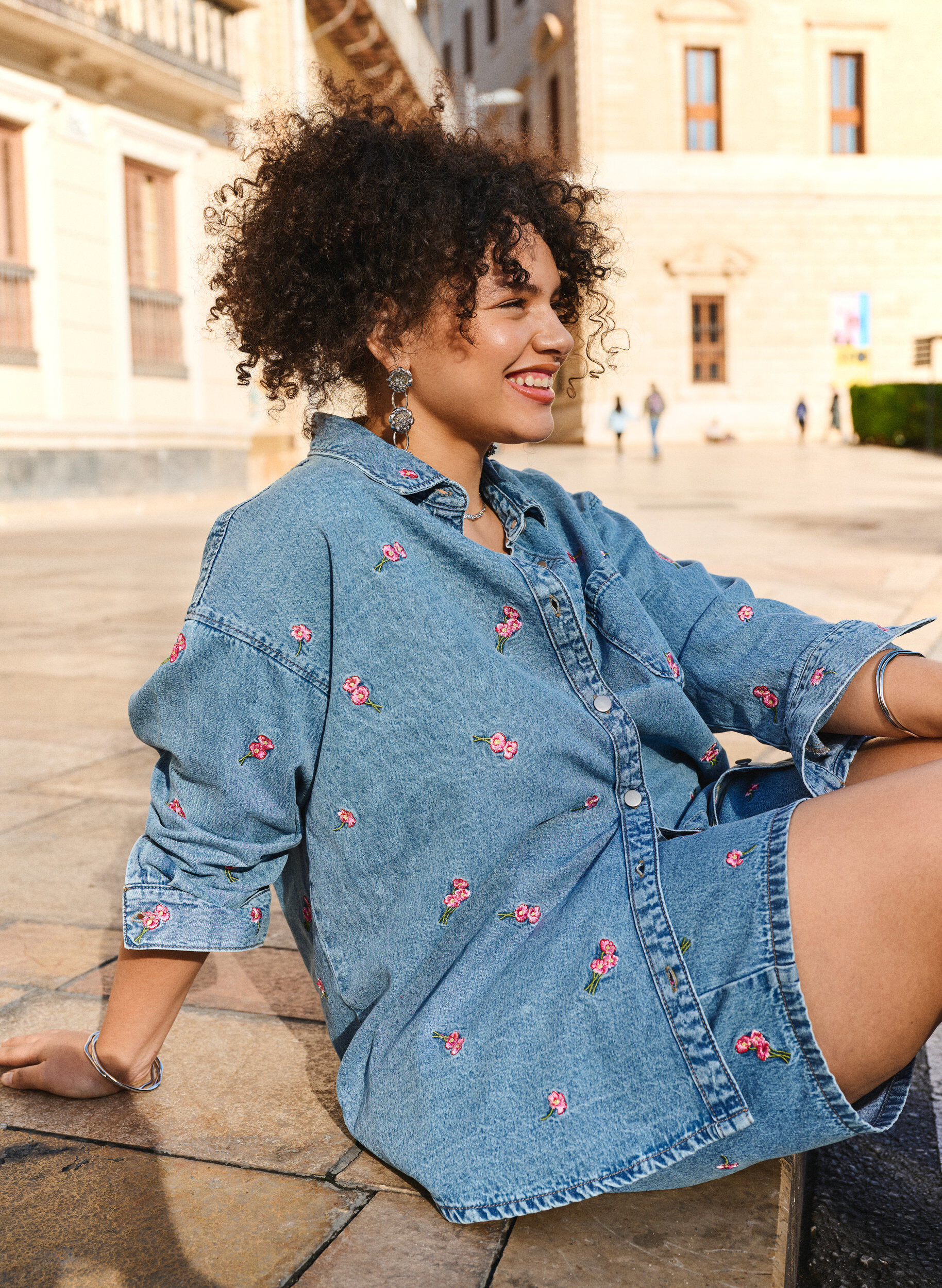 Zizzi Denimshorts met geborduurde bloemen, Blauw, Image image number 0