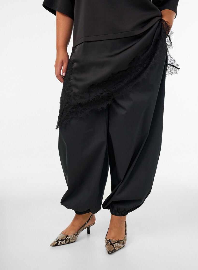 Ballonbroek met zakken en een elastische tailleband, Zwart, Model image number 0