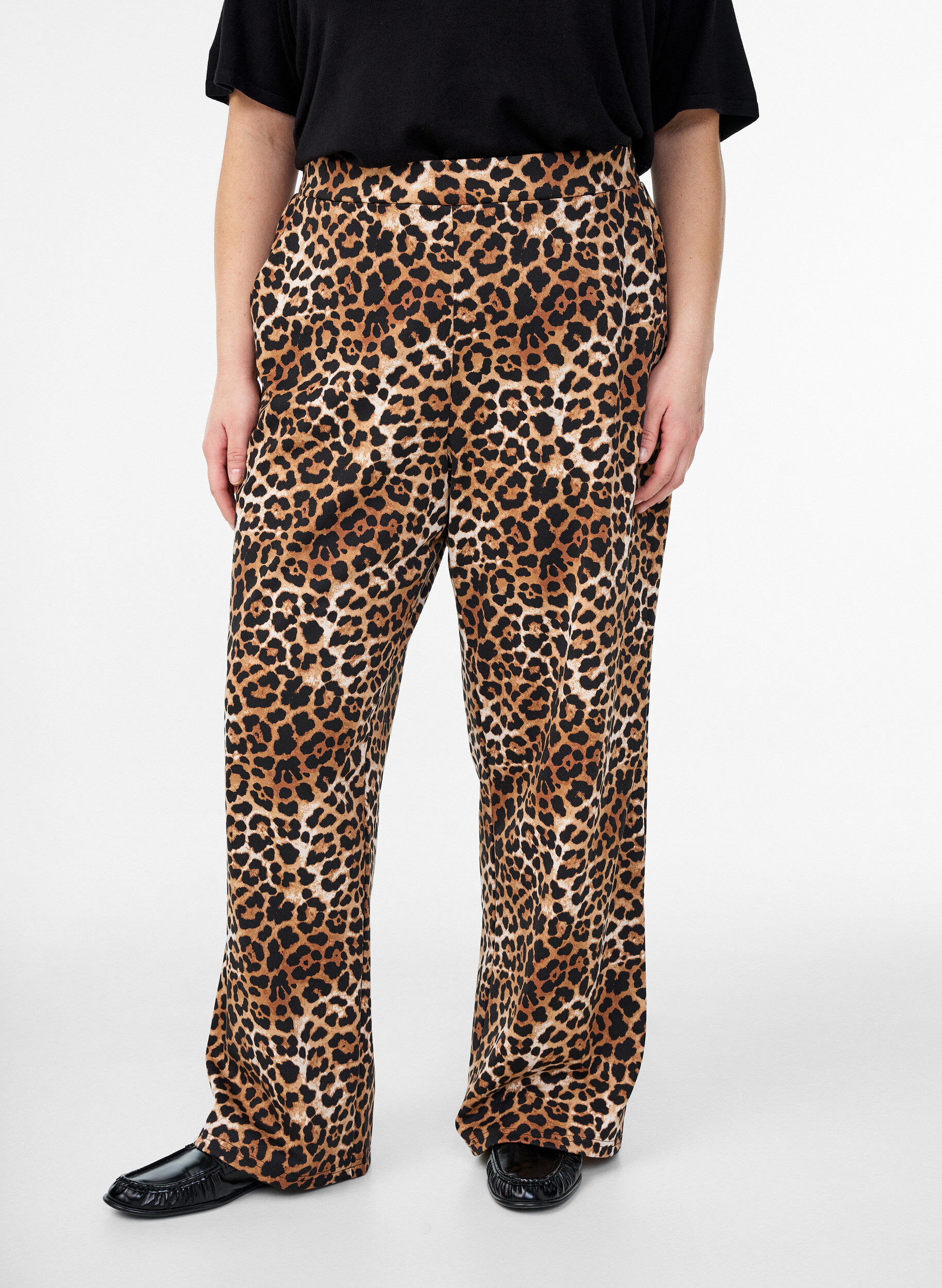 Zizzi Luipaardprint broek met straight-fit, Bruin, Model image number 2