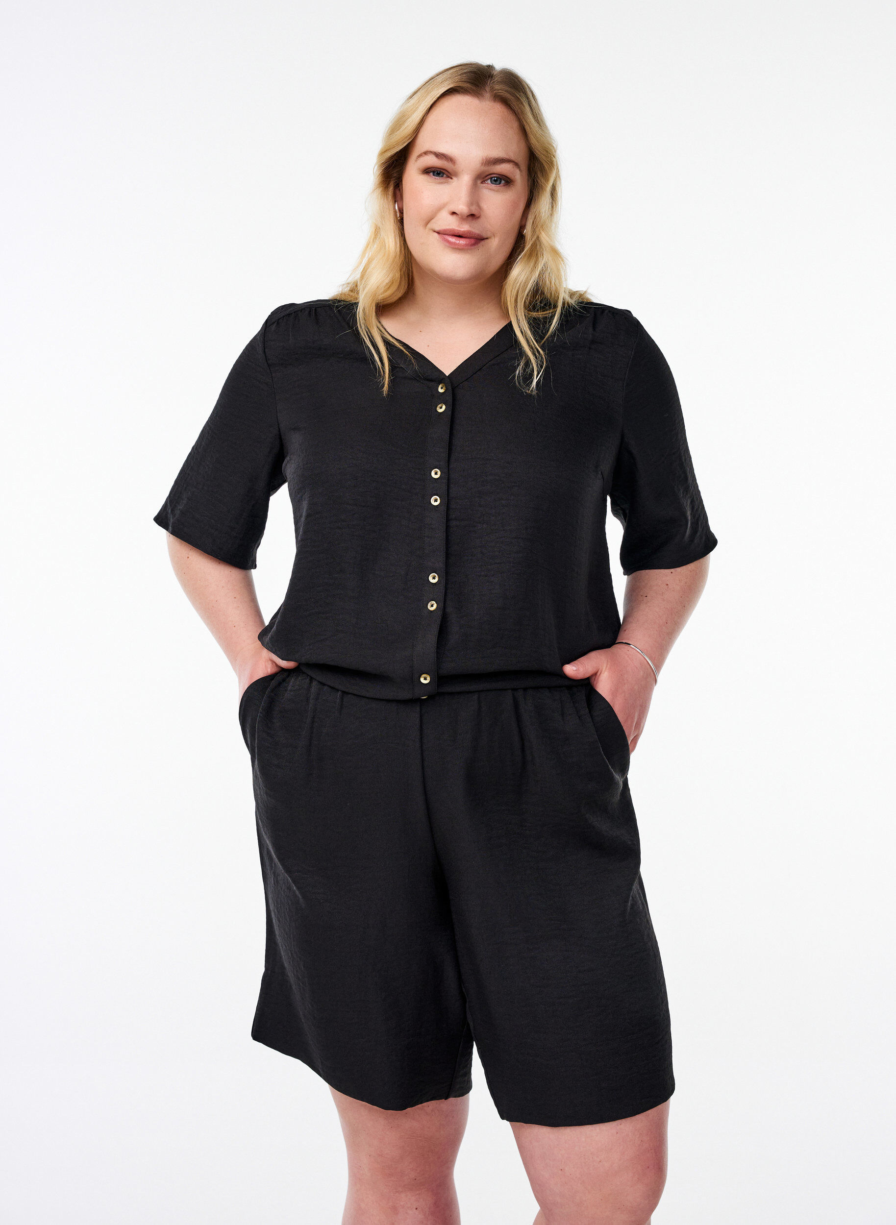 ZizziKorte broek met zakken en hoge taille, Zwart, Model image number 0