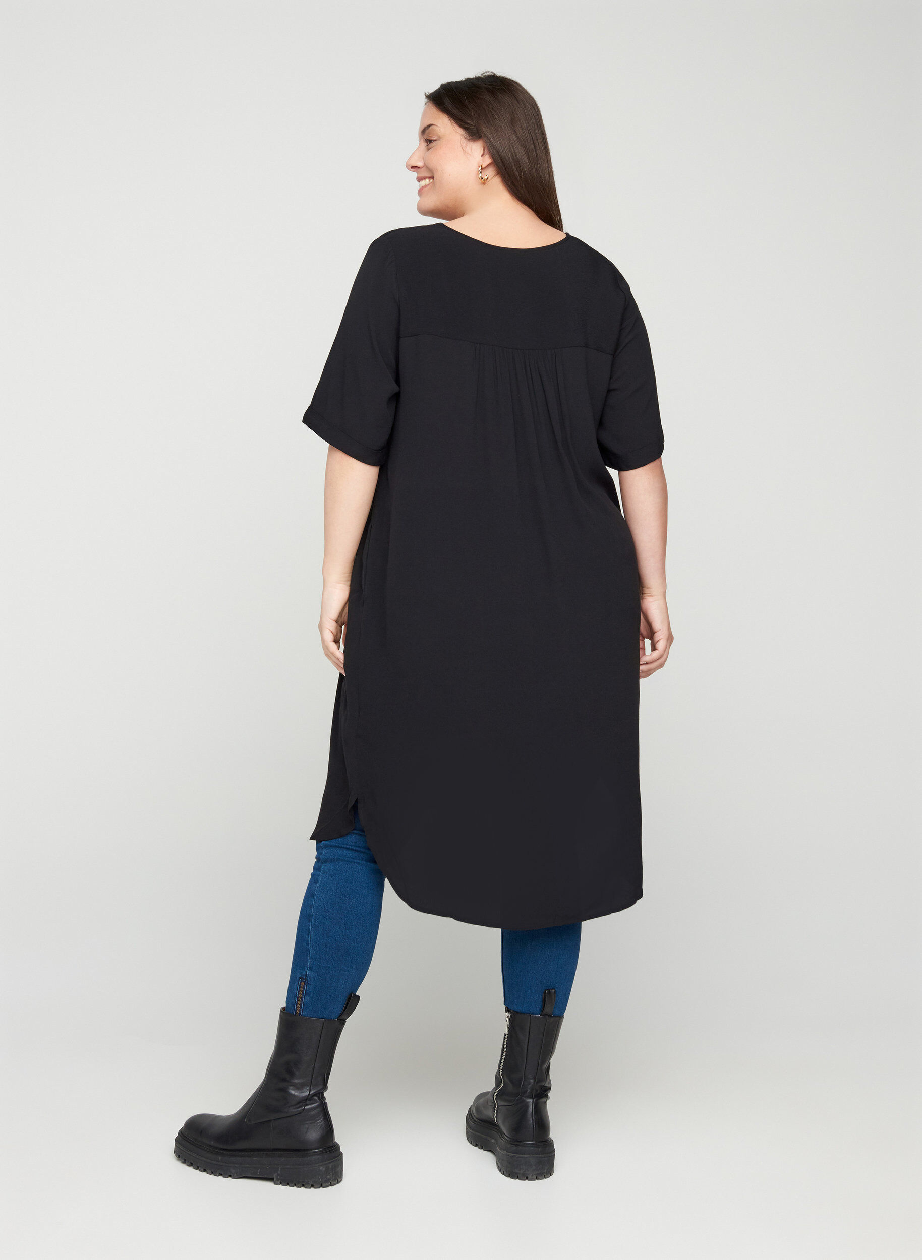 Zizzi Viscose jurk met korte mouwen en knopen, Black, Model image number 0