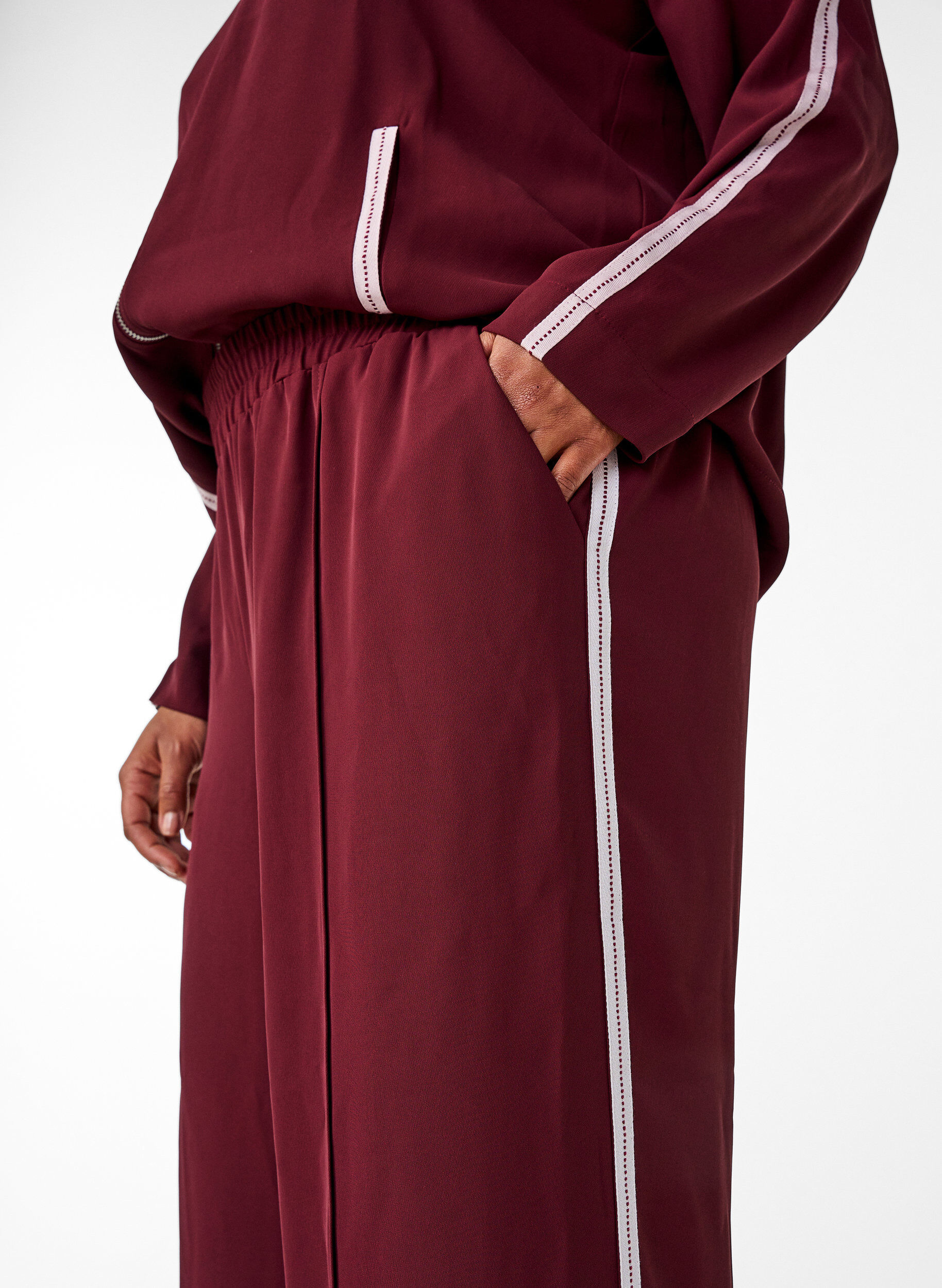 Zizzi Sportieve broek met rechte pijpen en zijstrepen, Donker Bordeaux, Model image number 3