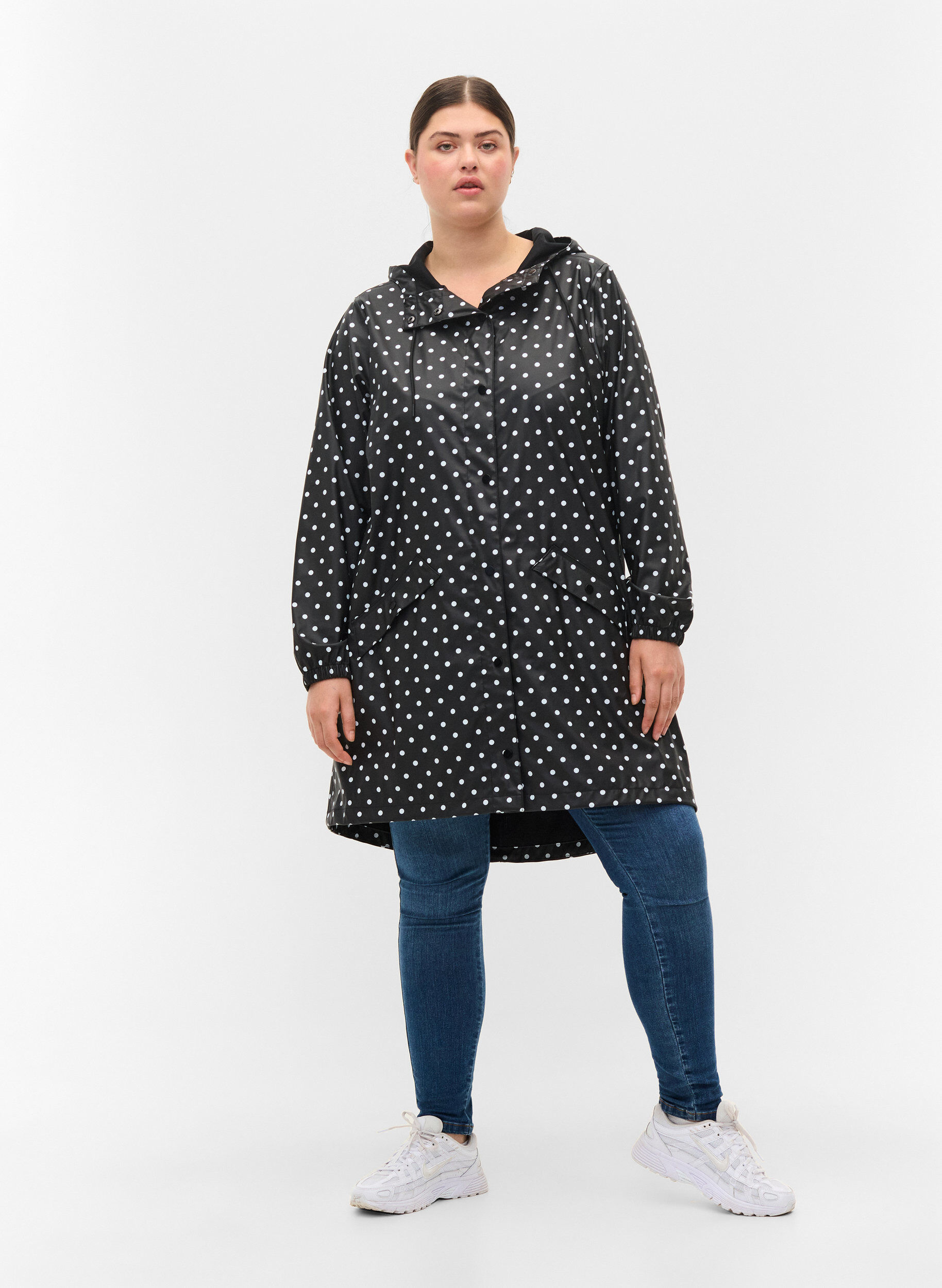 Zizzi Gestippeld regenjack met capuchon, Black W/White Dot, Model image number 2