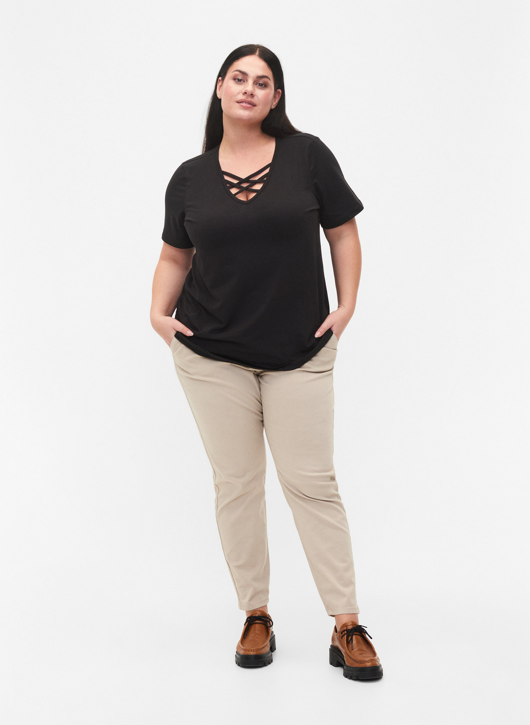 Zizzi T-shirt met v-hals en kruisdetail, Black, Model image number 2