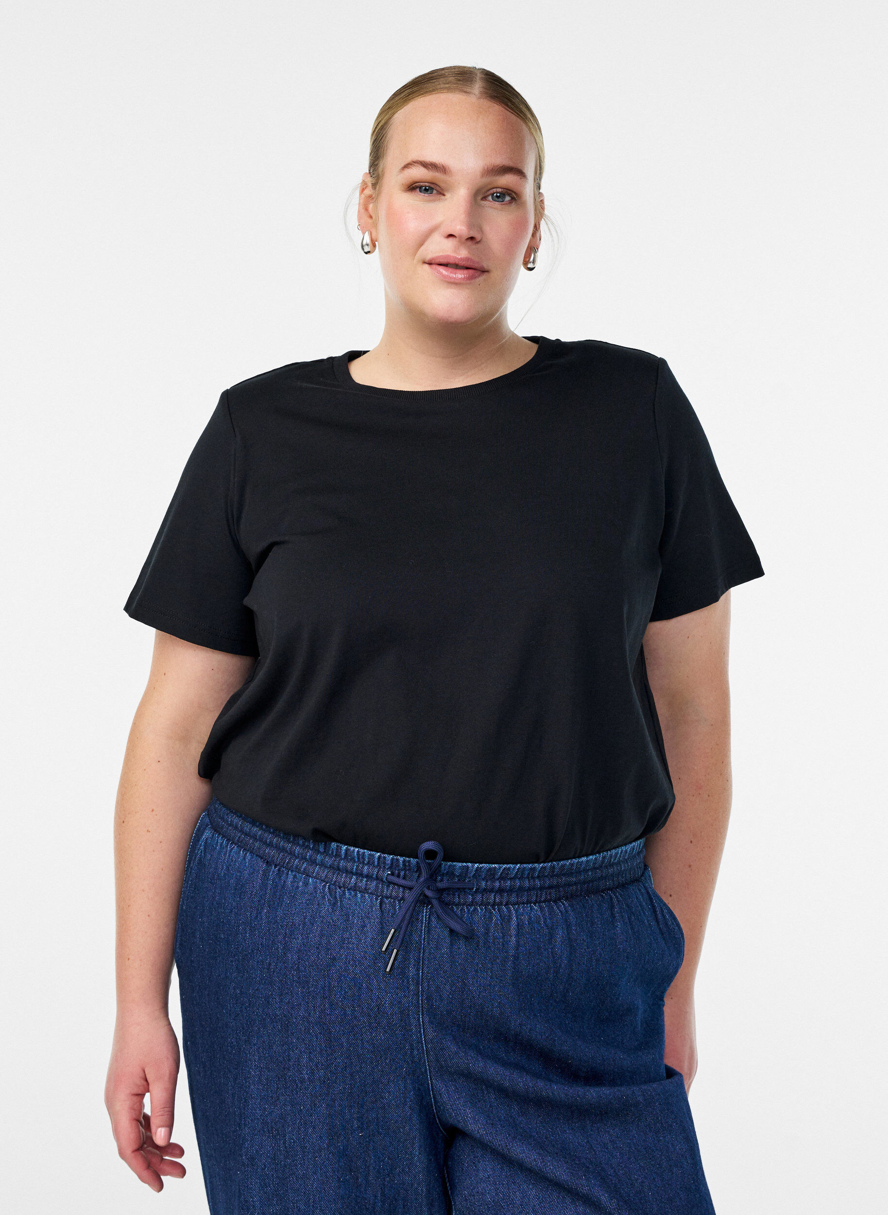 Zizzi Basic katoenen T-shirt met schoudervullingen, Zwart, Model image number 0