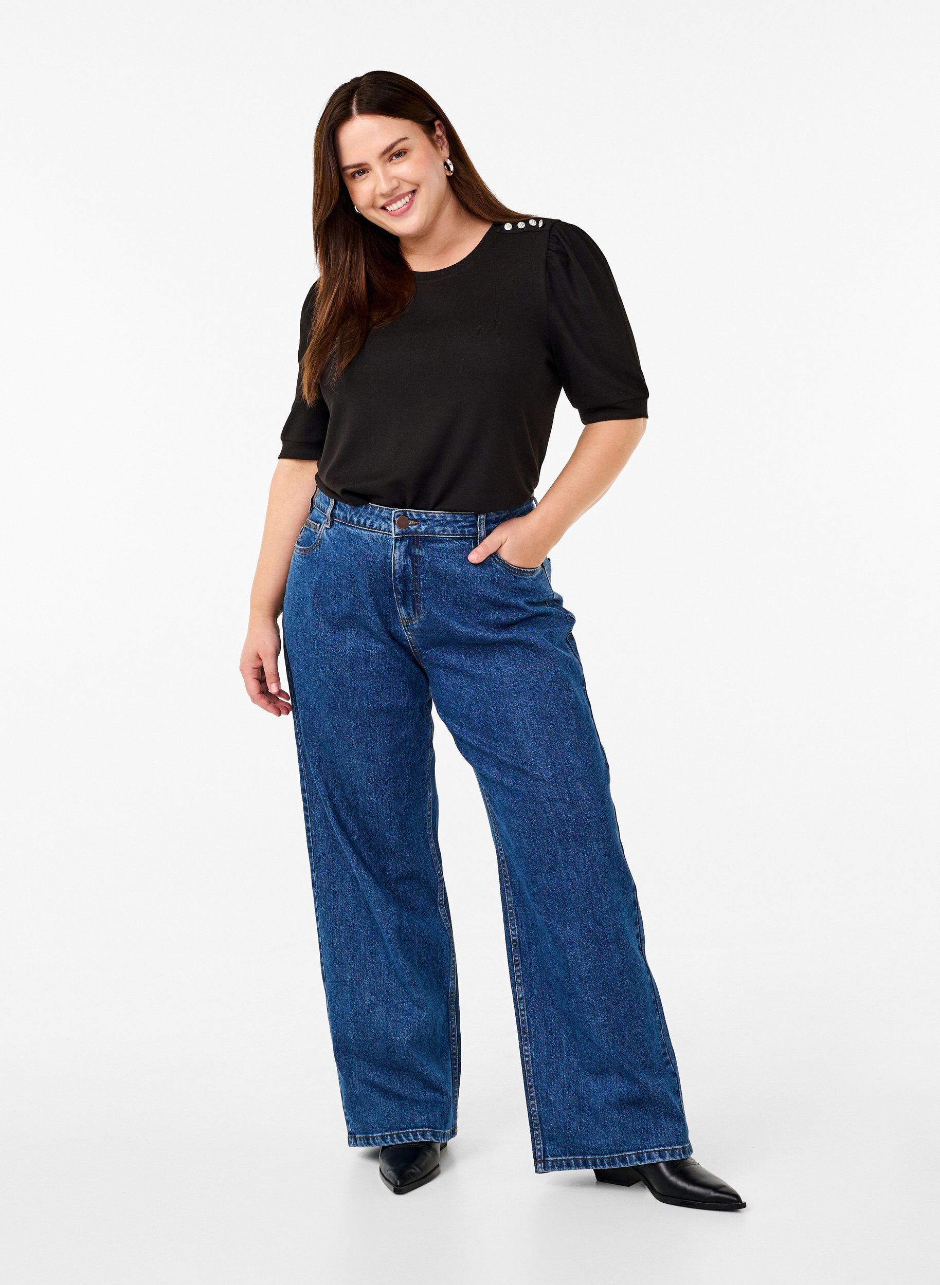 Zizzi Blouse met knoopdetail en korte pofmouwen, Zwart, Model image number 1