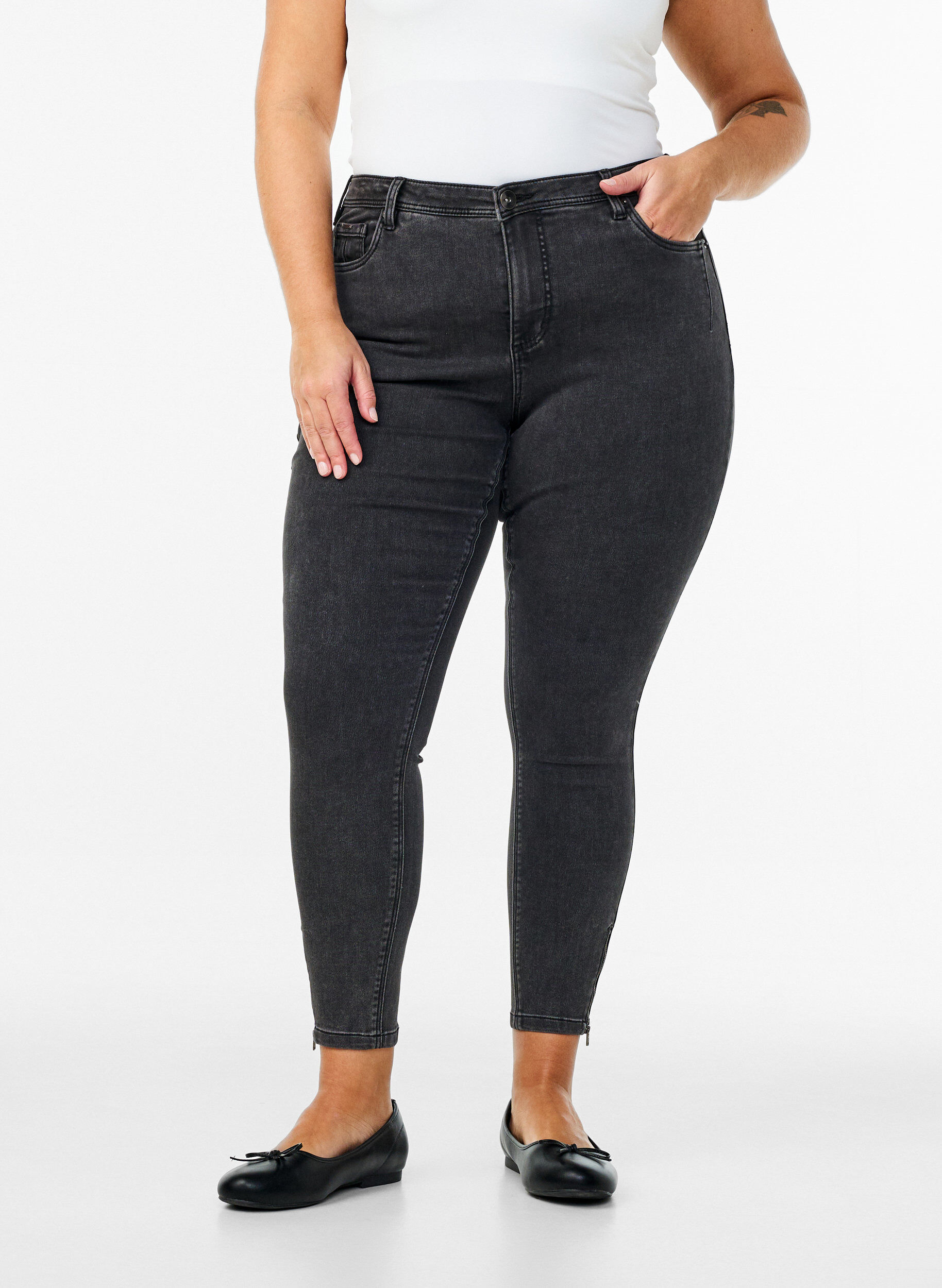 Zizzi Gecropte Amy jeans met ritssluiting details, Grijs, Model image number 3