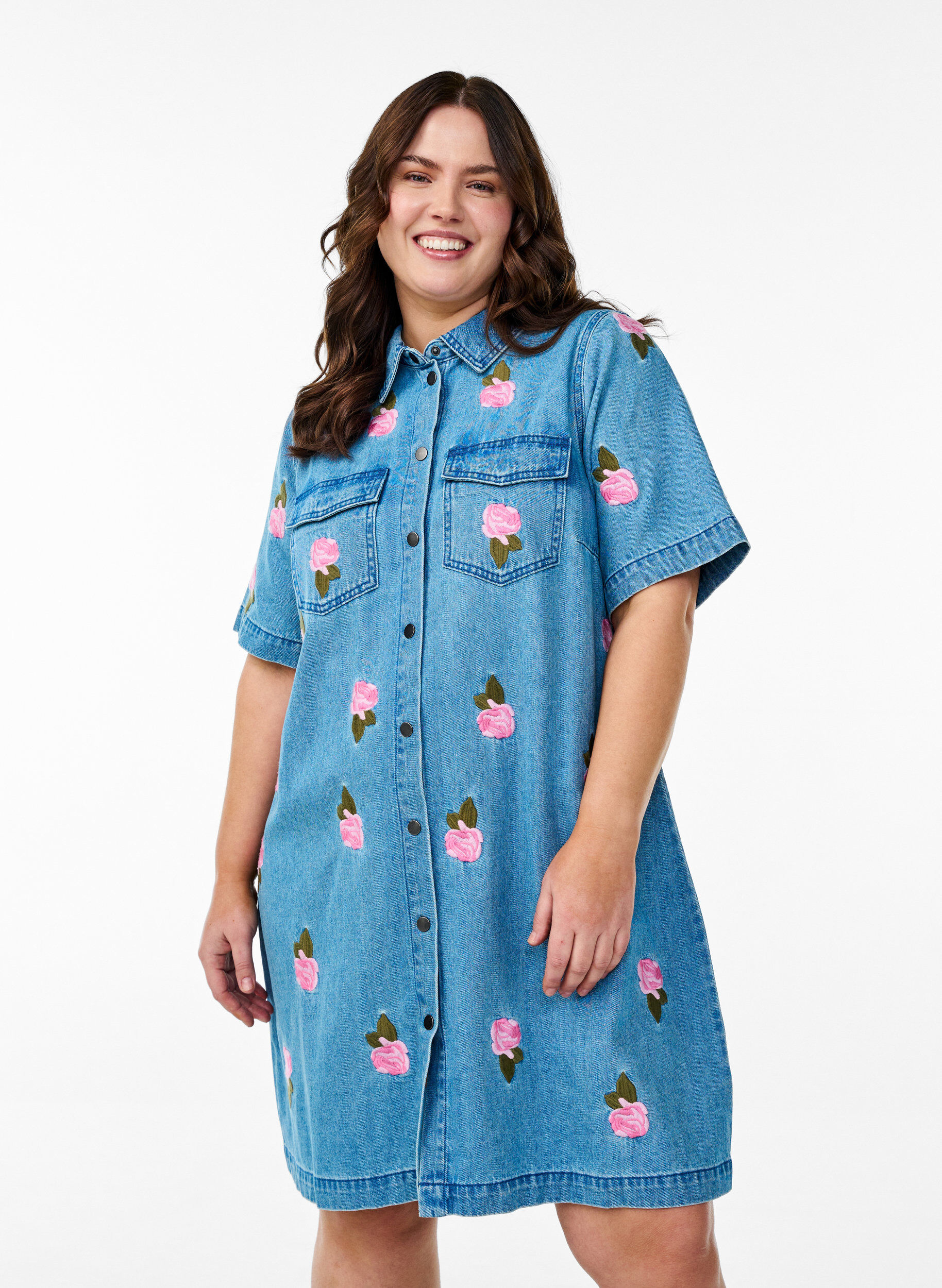 Zizzi Korte denim jurk met geborduurde bloemen, Blauw, Model image number 0