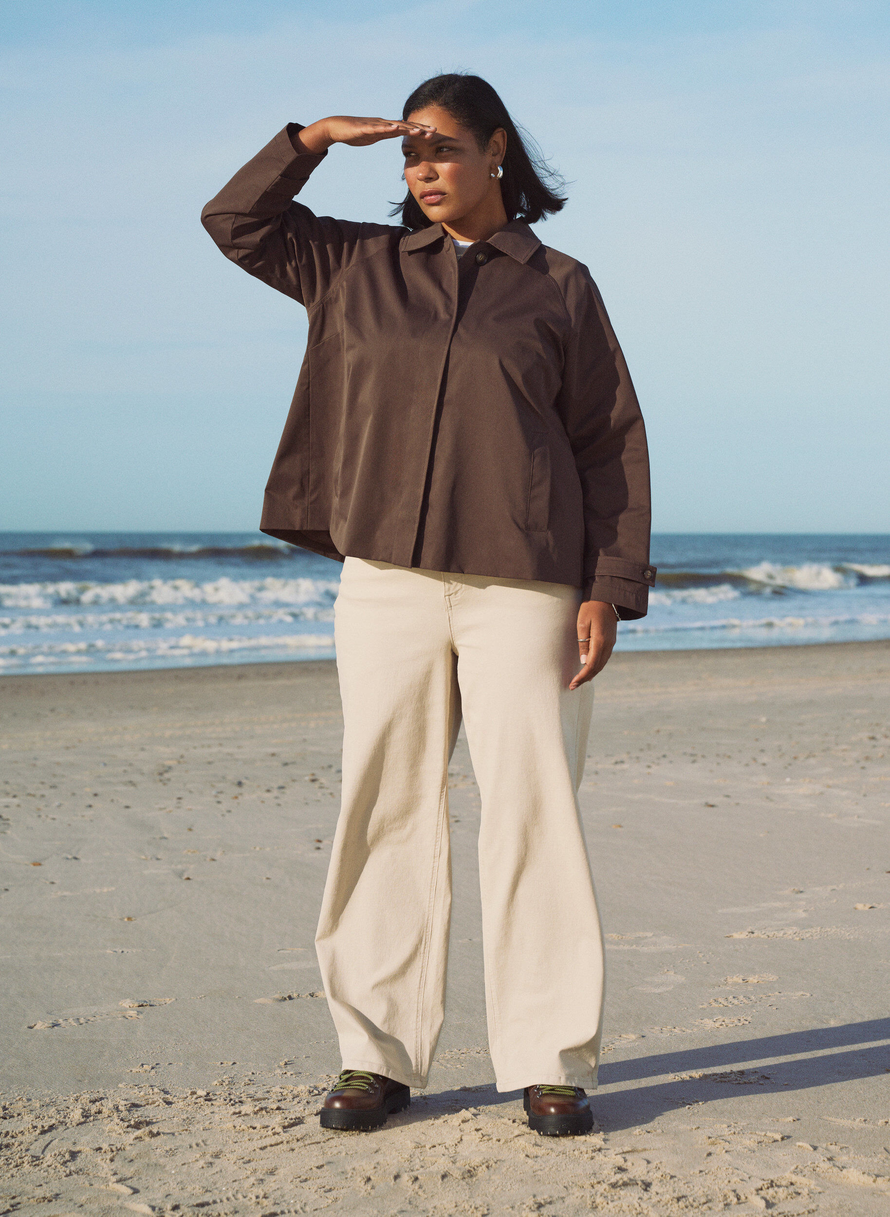 Korte trenchcoat met kraag en raglanmouwen