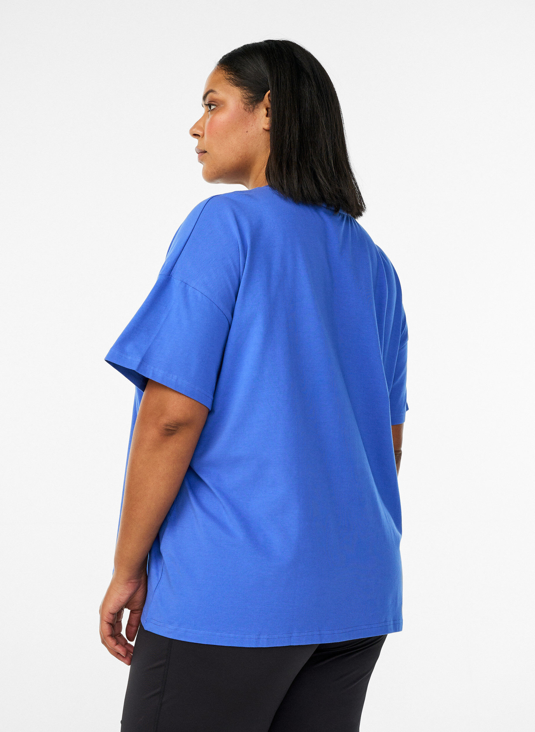 Zizzi T-shirt van biologisch katoen met klein frontmotief, Blauw, Model image number 2