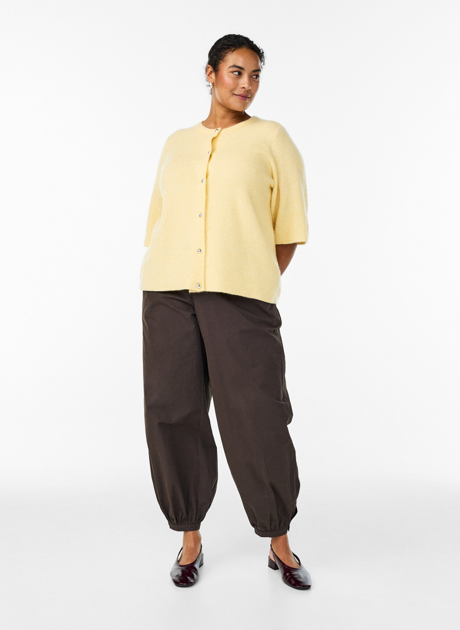 Zizzi Gebreid vest met korte mouwen en glanzende knoopjes, Geel, Model image number 1