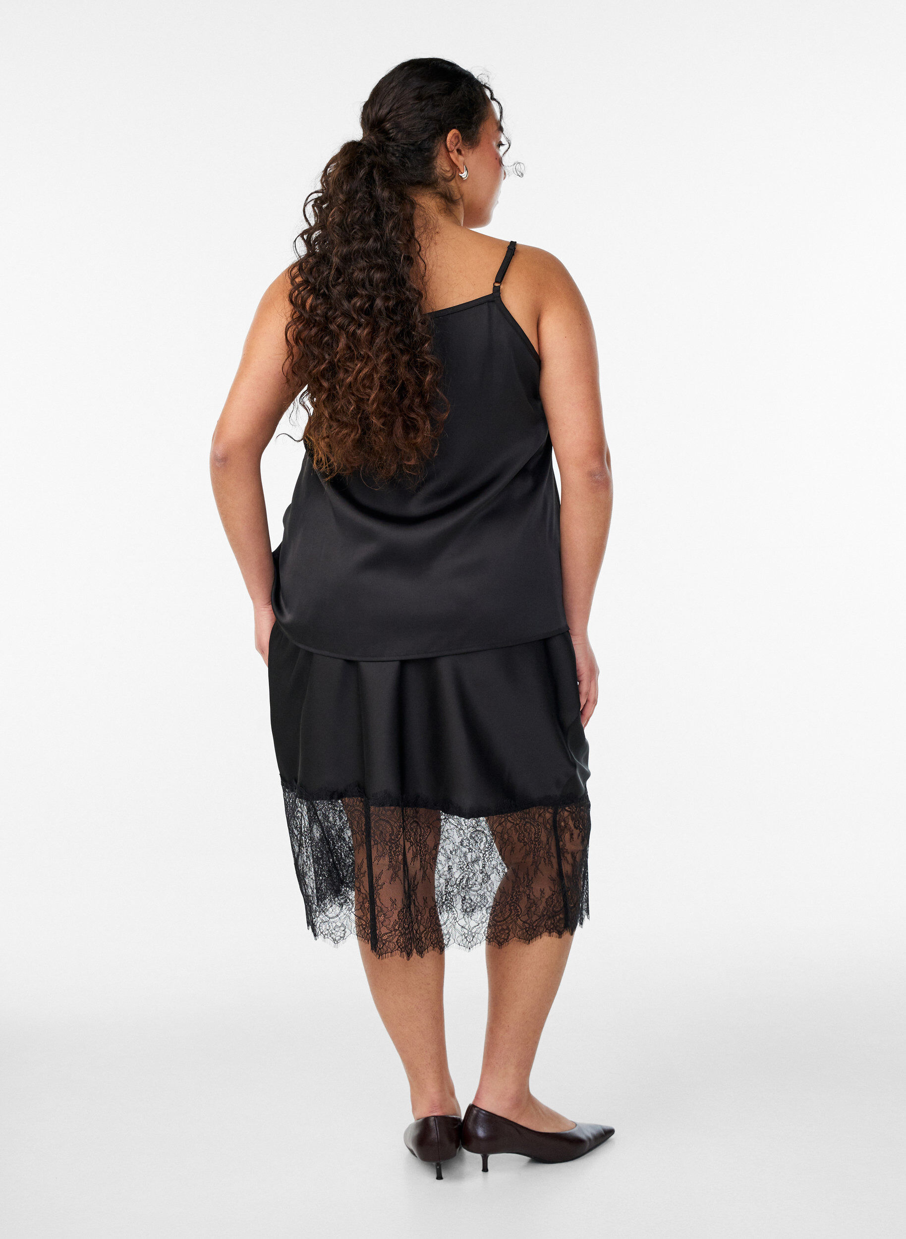 Zizzi Satijnlook rok met kanten rand, Zwart, Model image number 1