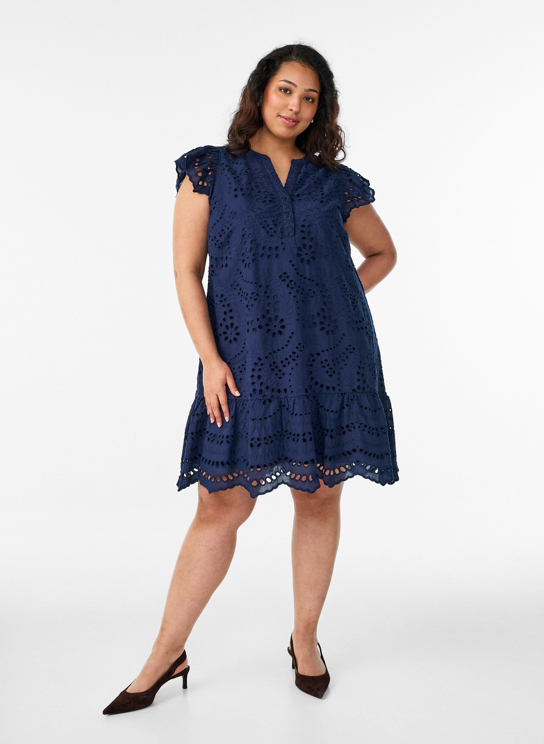 Zizzi Broderie anglaise jurk met ruches mouwen, Blauw, Model image number 1