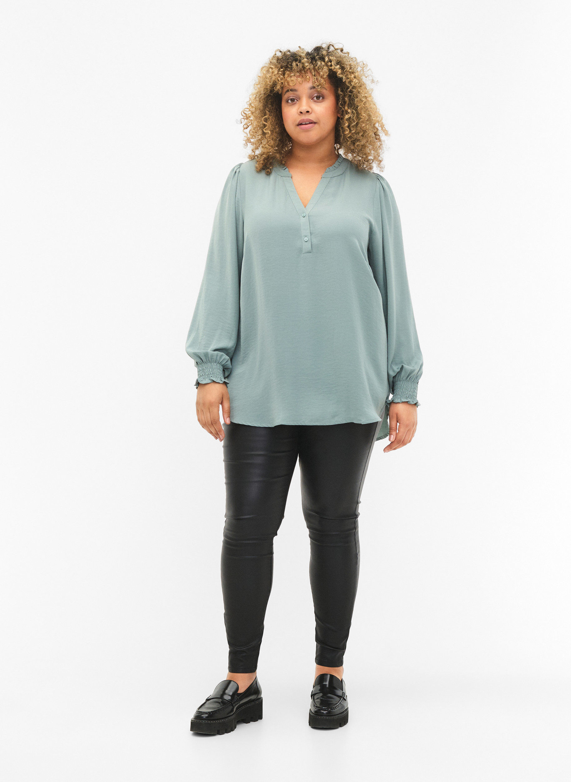 Zizzi Blouse met smok en V-halslijn, Chinois Green, Model image number 2