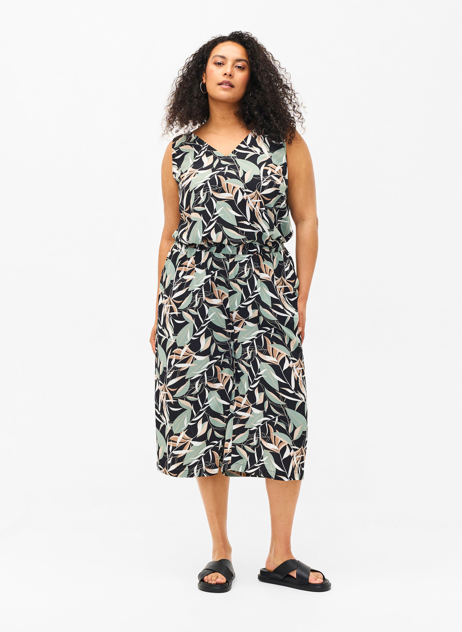 Zizzi Bedrukte top met v-hals, Black w. Gr.Leaf AOP, Model image number 2