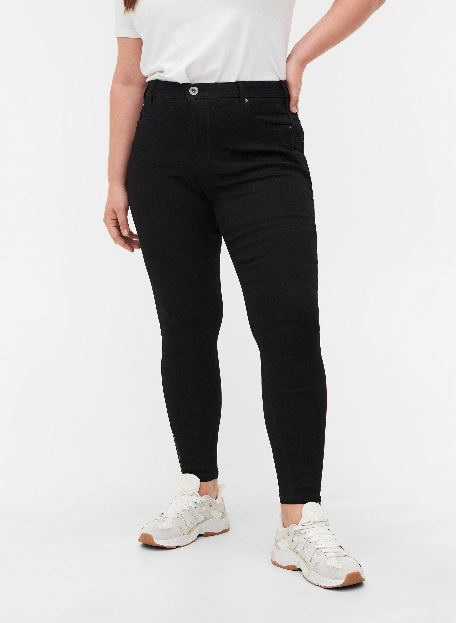 Zizzi Gecropte Amy jeans met ritssluiting details, Zwart, Model image number 3