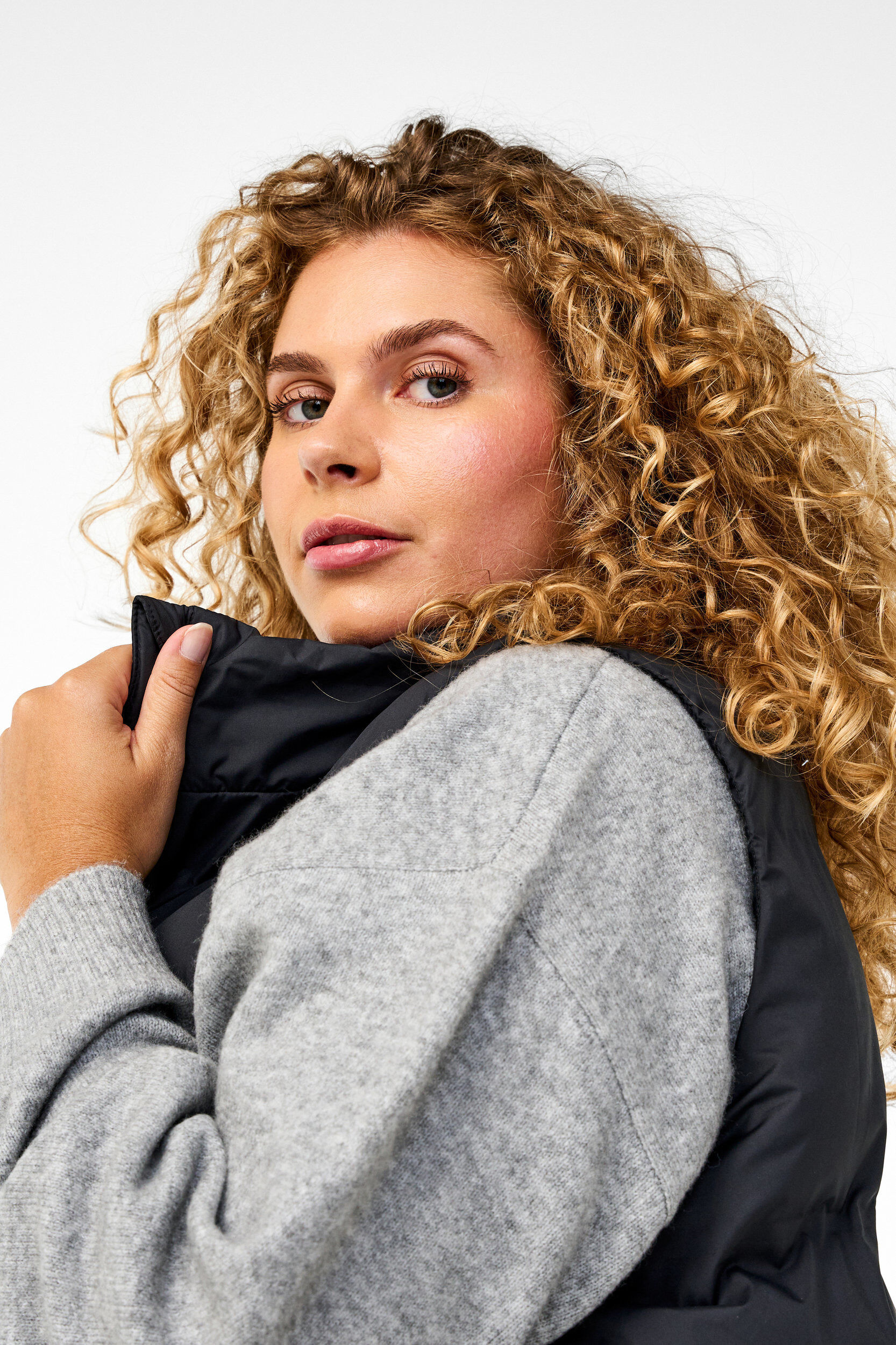 Zizzi Lang vest met zakken en rits in twee richtingen, Zwart, Model image number 4