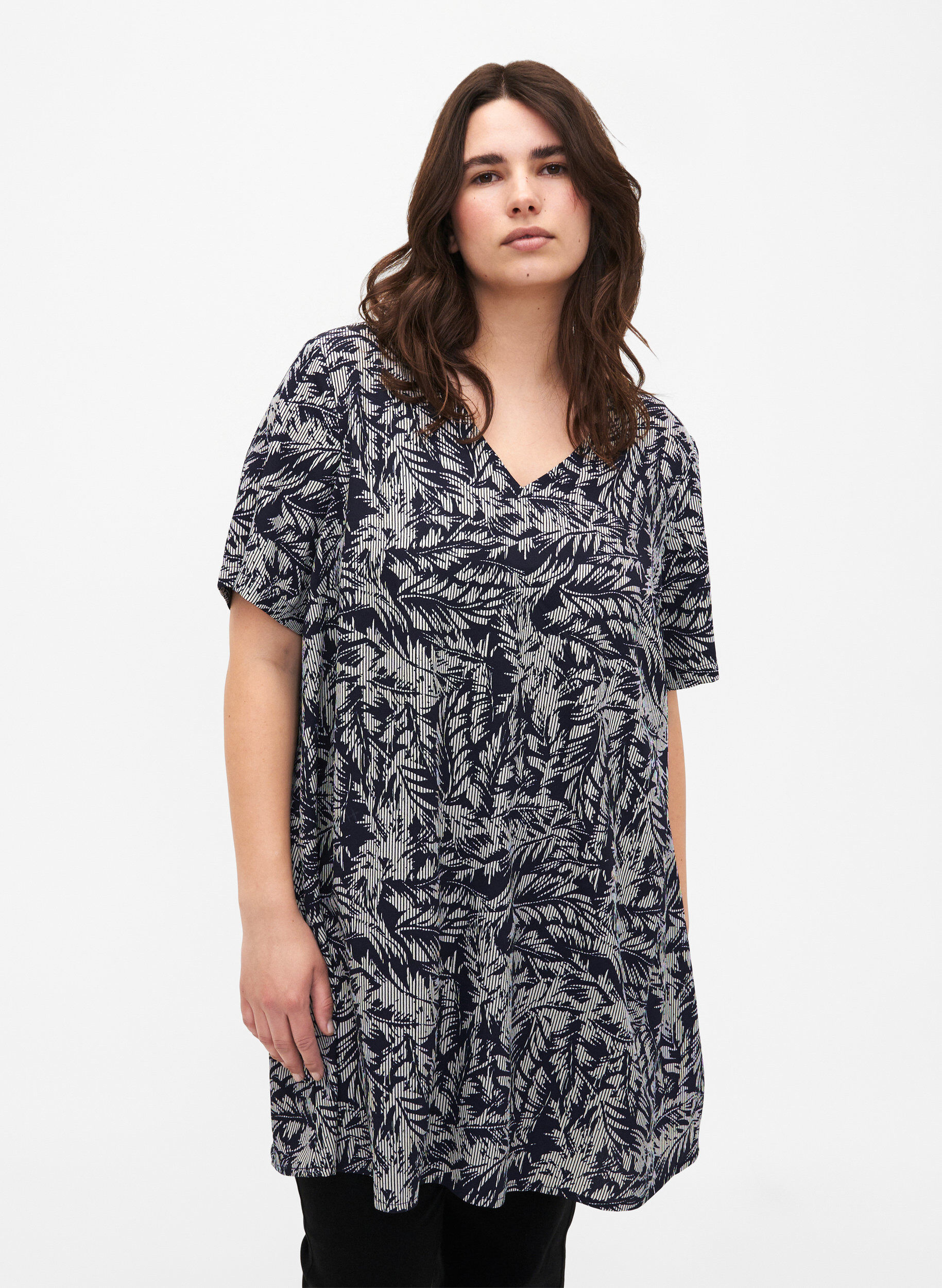 Zizzi FLASH - Tuniek met v-hals en print, Off White Blue Leaf, Model image number 0