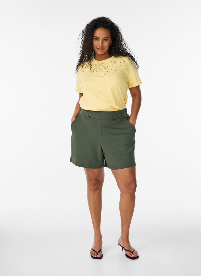 Korte broek met zakken en losse pasvorm, Groen, Model image number 1